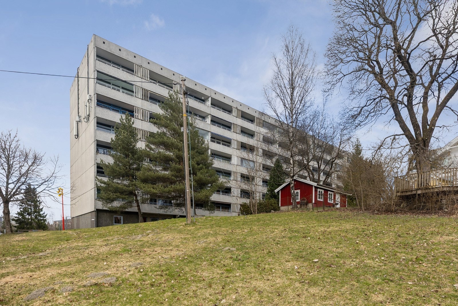 Velkommen til Haugenstua borettslag, borettslag består av 882 leiligheter fordelt på 42 oppganger i 10 blokker med 1, 3 og 4-roms leiligheter. Borettslaget ligger mellom 2 gater, Ole Brumms vei 2-44 og Garver Ytteborgs vei 101-139. Galleribilde