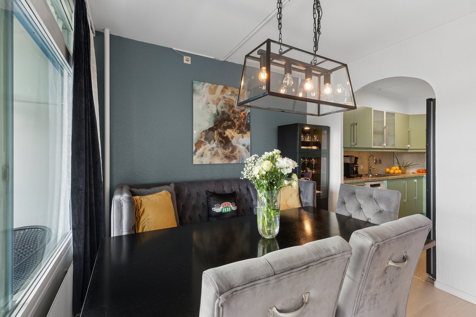 Rommet har god plass til spisebord. Galleribilde
