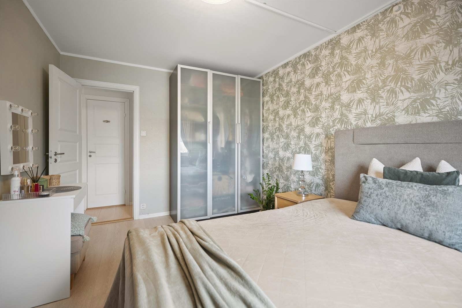 Hovedsoverommet har god plass til dobbeltseng, tilhørende møblement og garderobeløsninger, og fremstår som lunt og harmonisk med moderne fargevalg og stilrene overflater. Galleribilde