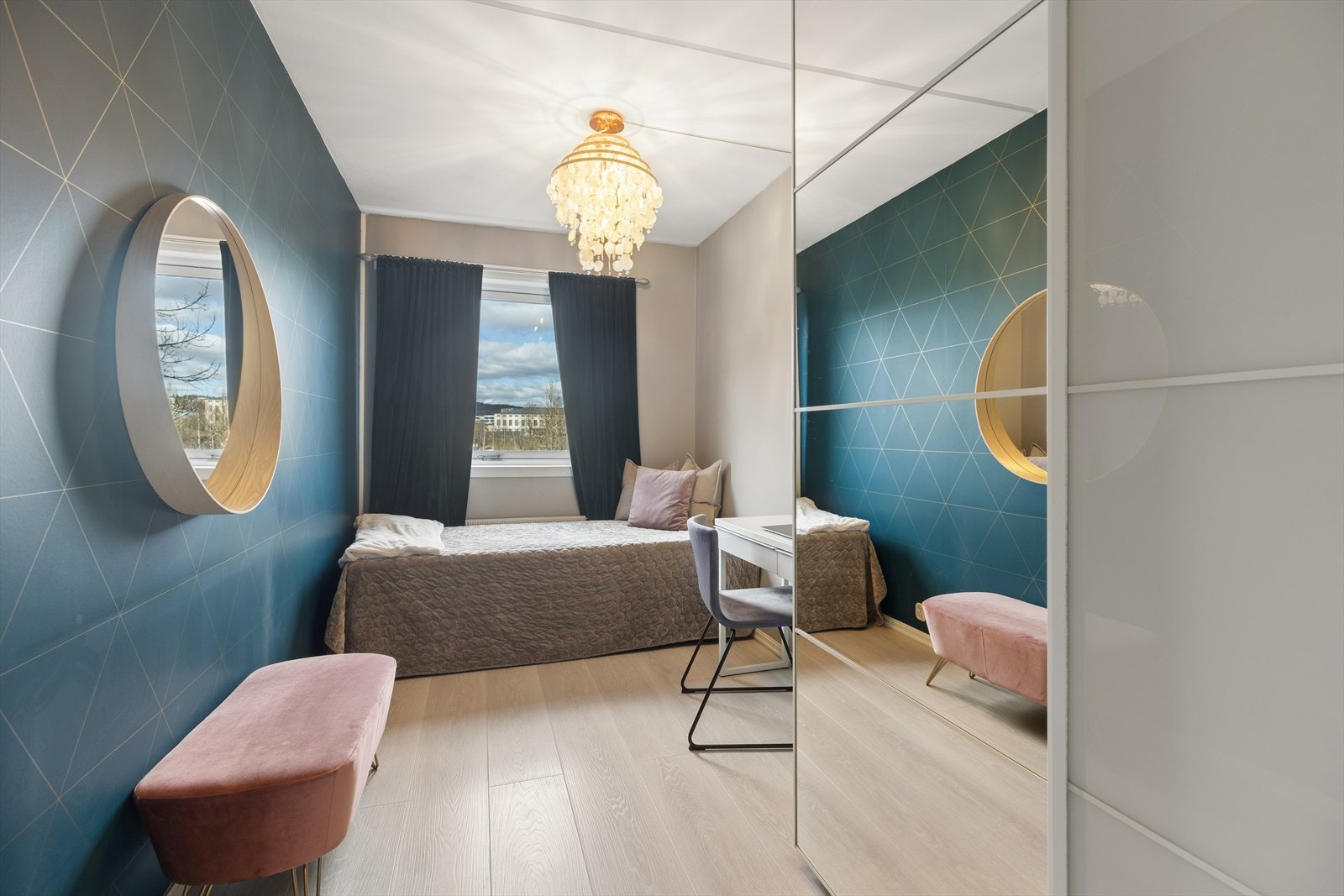 Det andre soverommet egner seg perfekt som barnerom, gjesterom eller hjemmekontor, og har praktisk skyvedørsgarderobe som gir gode oppbevaringsmuligheter. Galleribilde