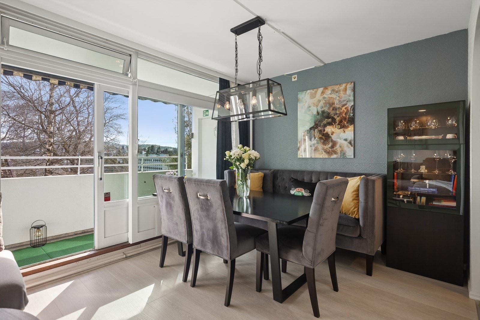 Stuen har en god og fleksibel planløsning med naturlige soner for både sofagruppe og spiseplass. Galleribilde