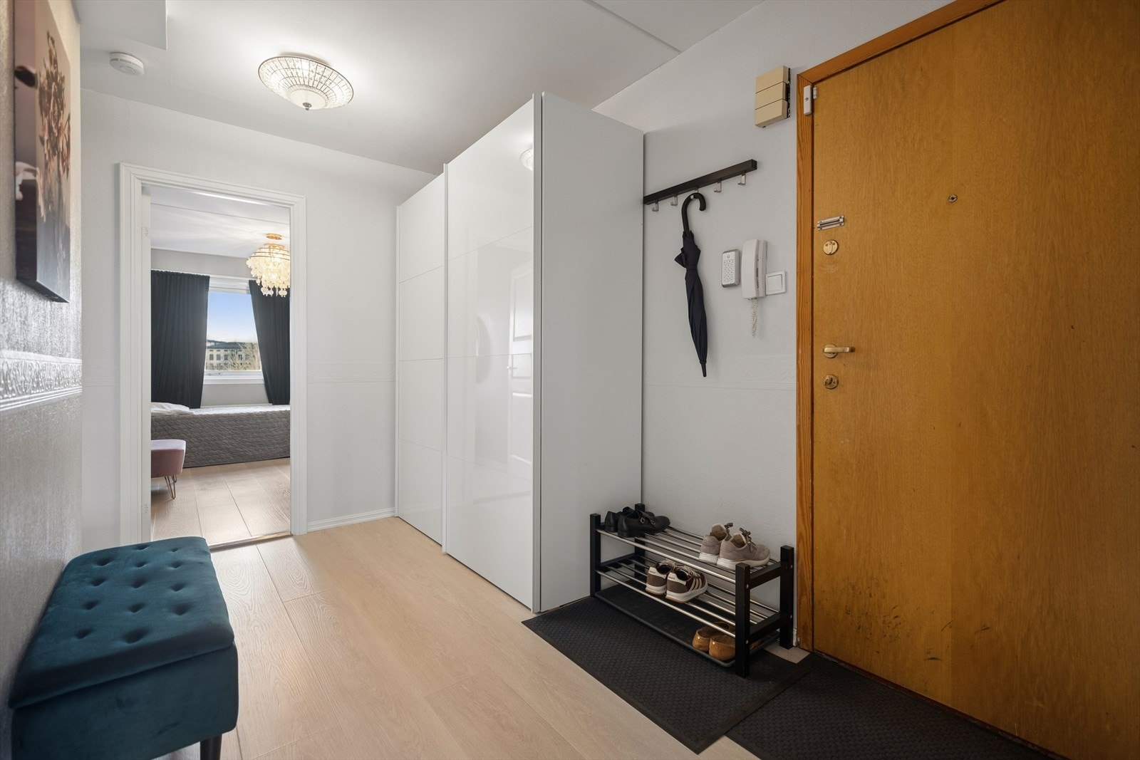 Velkommen inn i en lys og innbydende entré med god plass til yttertøy og sko. Entréen har et moderne uttrykk med lyse overflater og laminatgulv som gir et helhetlig og stilrent førsteinntrykk. Galleribilde