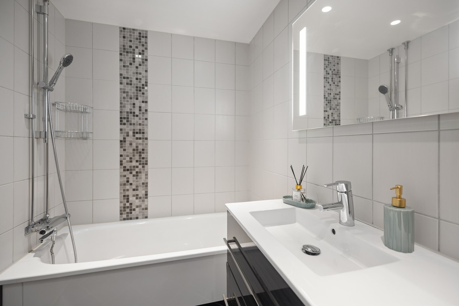 Badet ble rehabilitert i regi av borettslaget i 2018 og fremstår moderne og delikat med flislagte overflater, downlights og varmekabler i gulv. Galleribilde