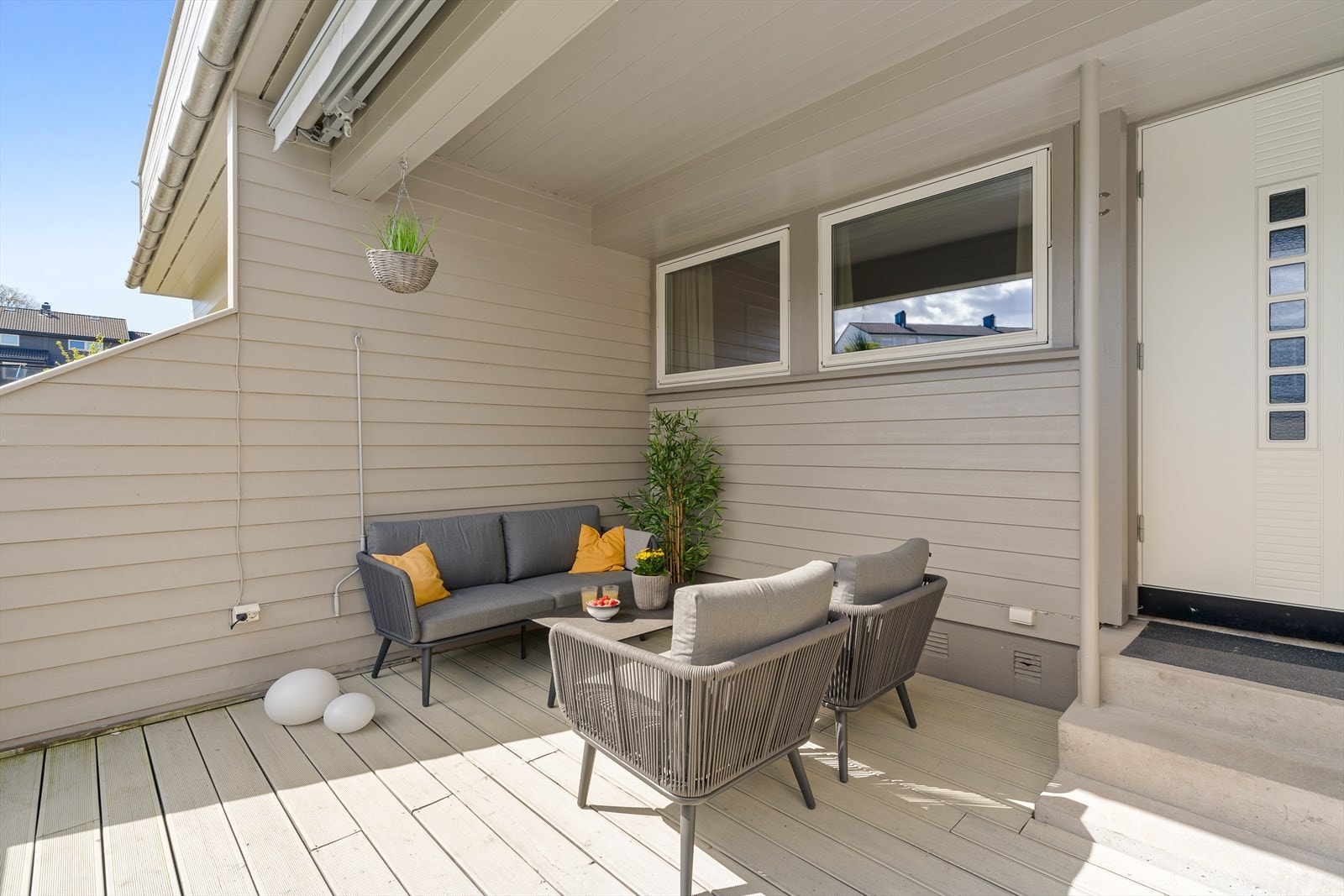 Ved hovedinngangen er det en skjermet terrasse på bakkeplan. Galleribilde