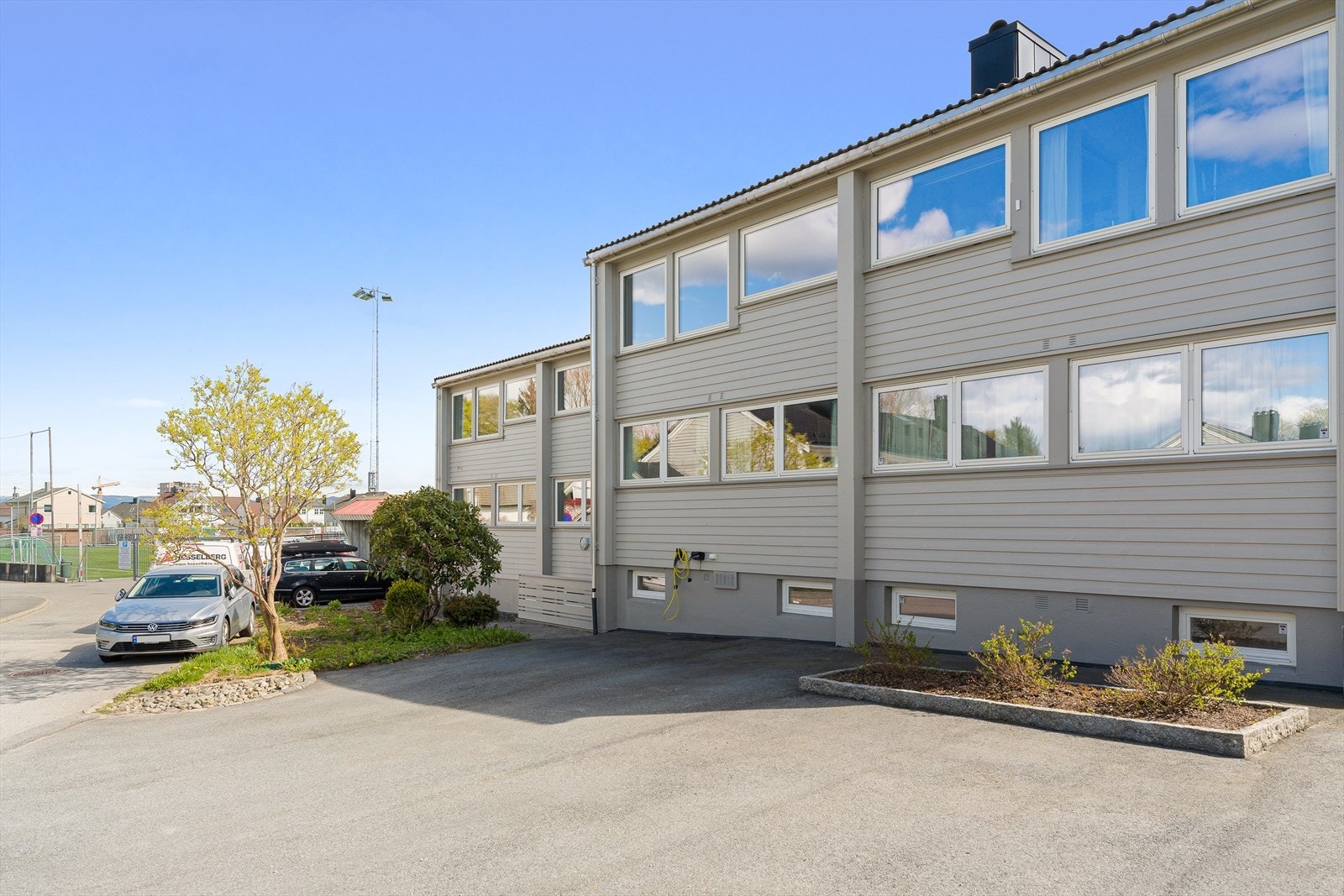 Rekkehuset har gjennomgått betydelige oppgraderinger, med ny liggende bordkledning og vinduer med 3-lags glass fra perioden 2016-2018. Galleribilde