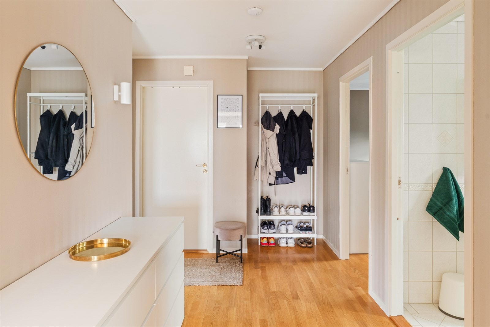 Velkommen inn! Du møtes av en lys og luftig èntre med god plass til oppheng av yttertøy. Galleribilde