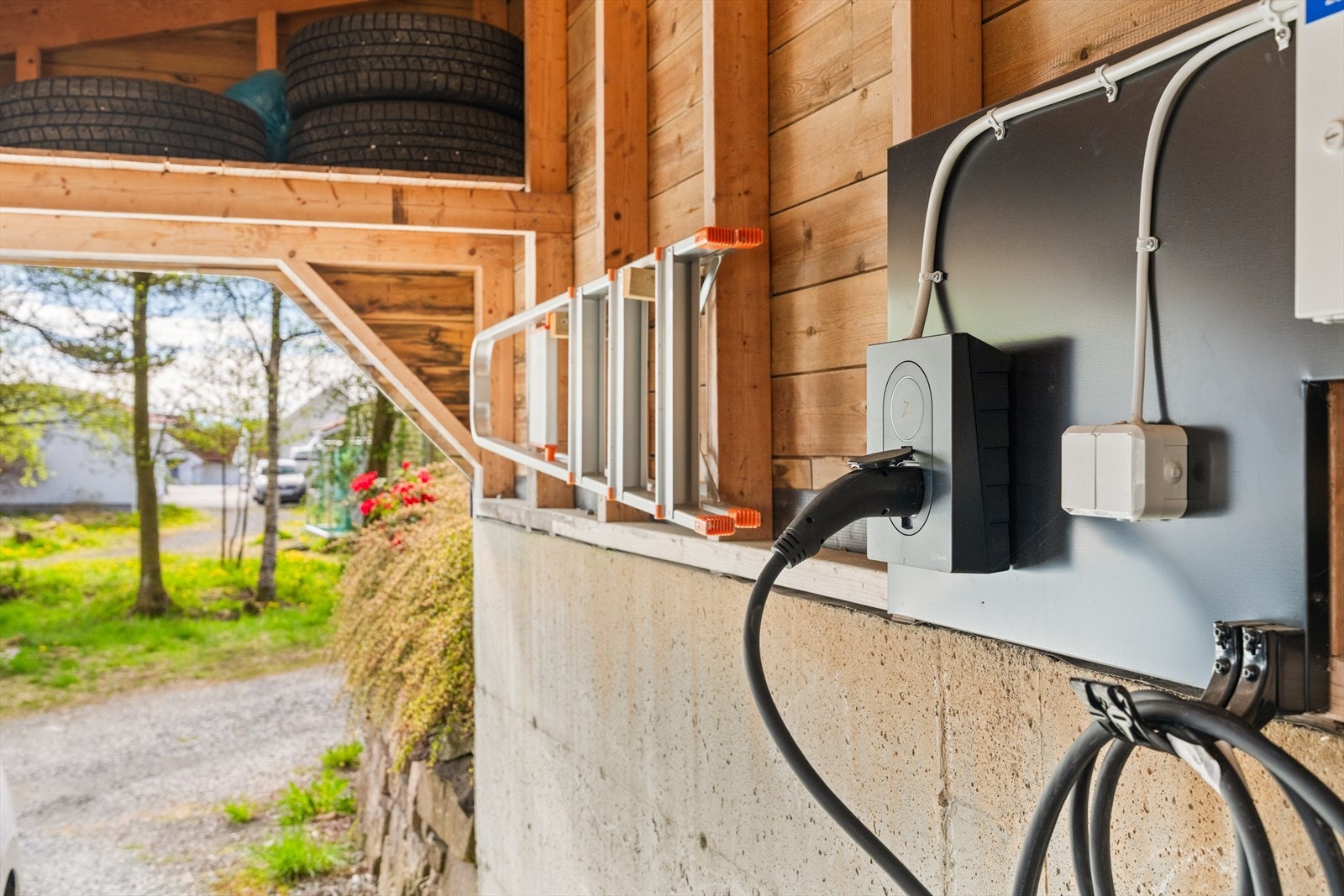 Fast parkeringsplass i carport med elbil-lader. Galleribilde