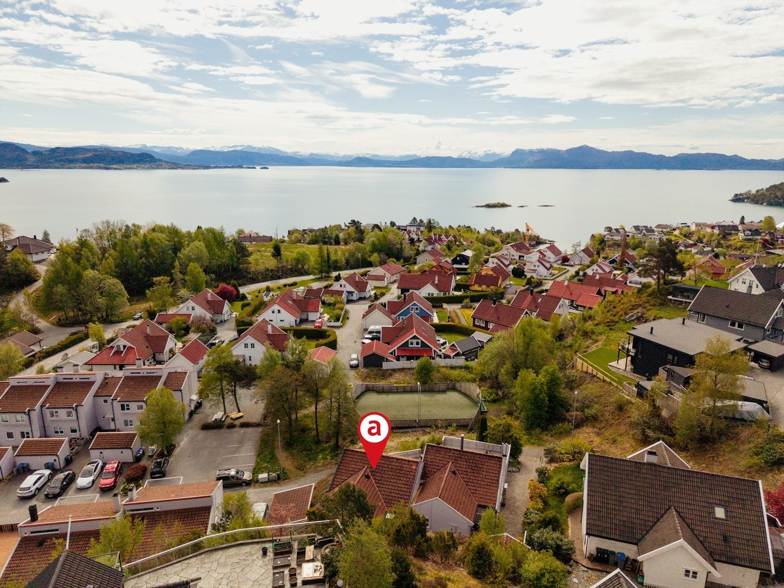 Det er kort gangavstand til både Kuvågen barnehage og Lunde barneskule, samt Kuventræ barneskule. I tillegg til ballbinge og lekeplass like utenfor huset. Galleribilde