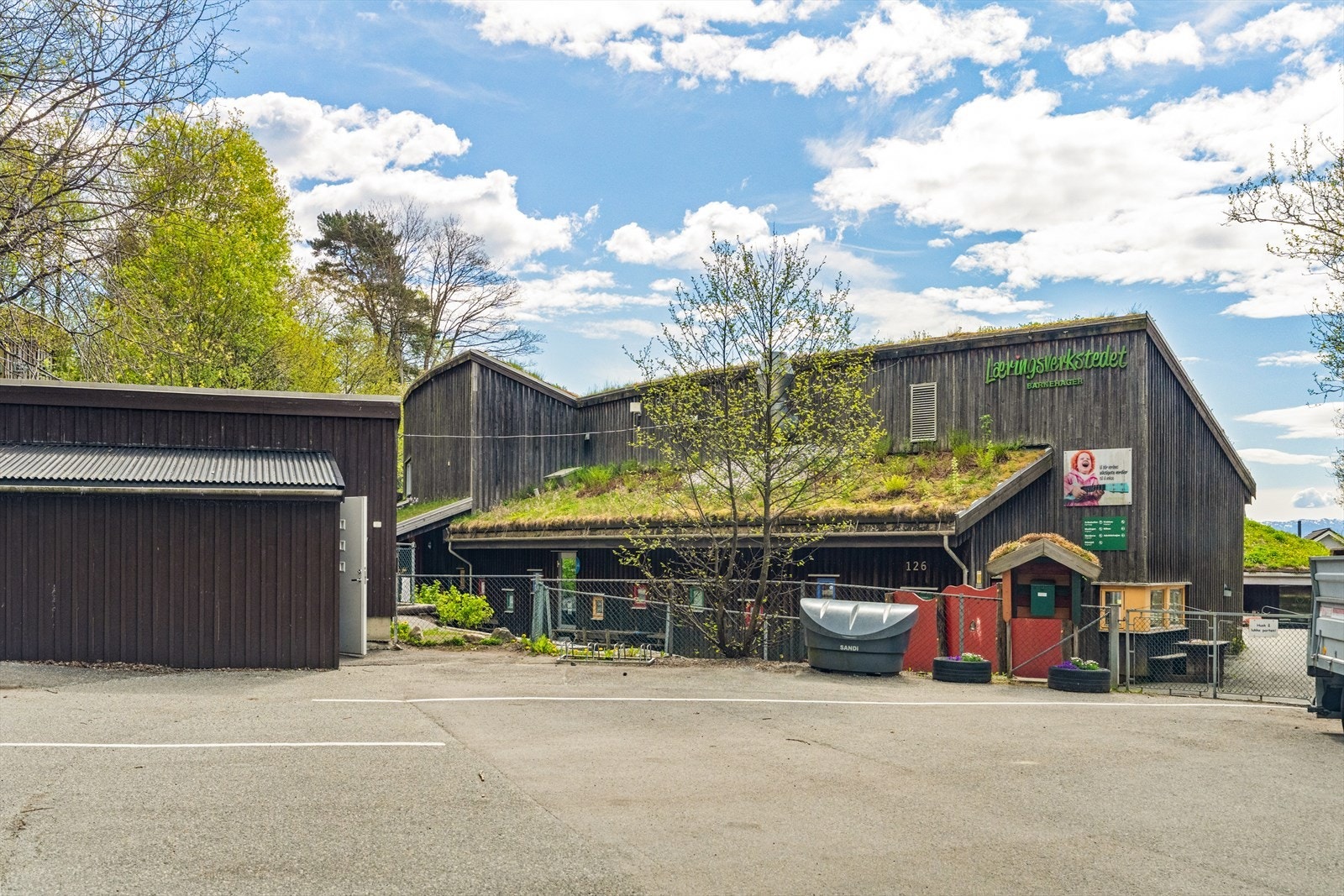 Kuvågen barnehage ligger ca. 800 meter fra boligen. Galleribilde
