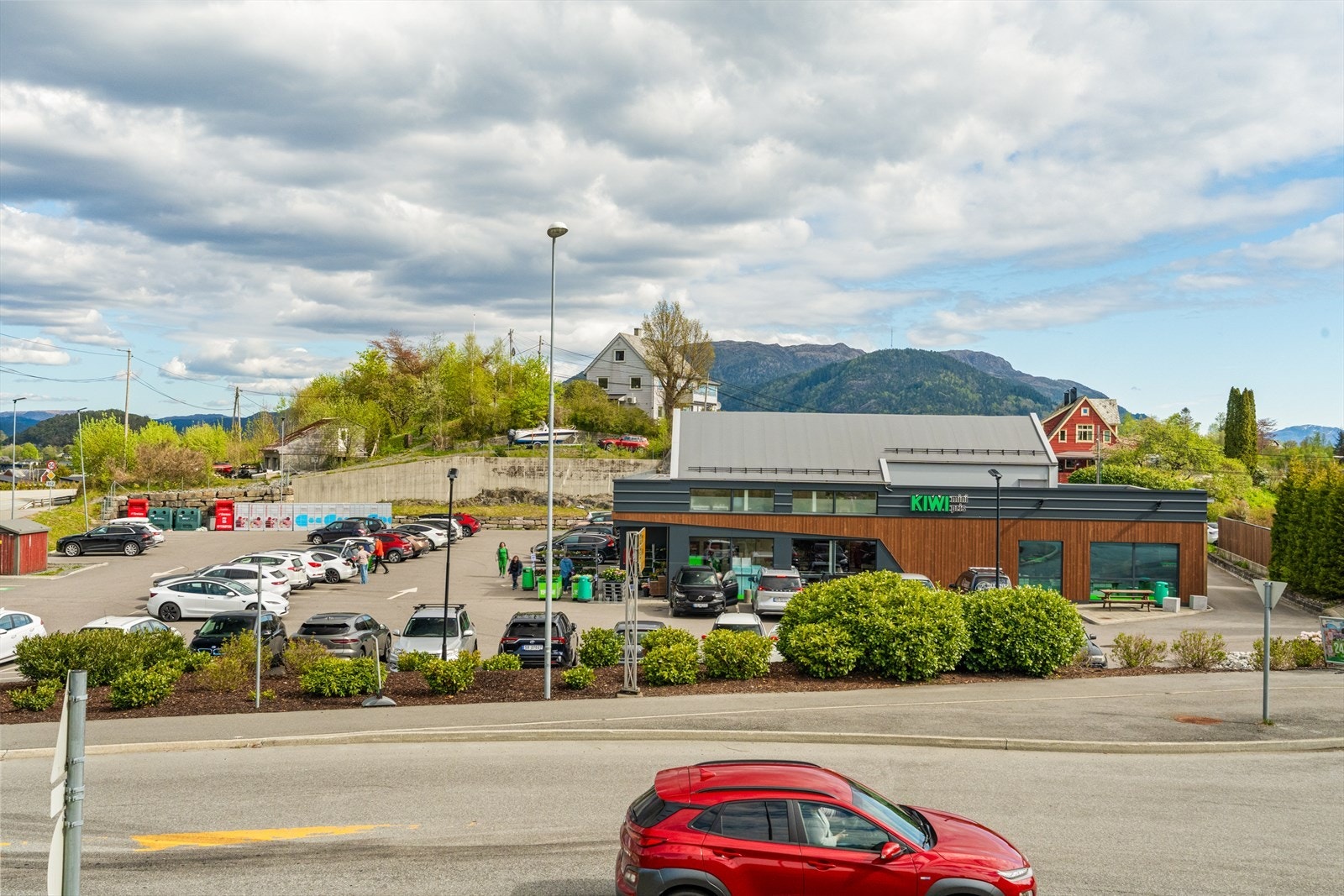 Kiwi Moberg like oppi gaten. Galleribilde
