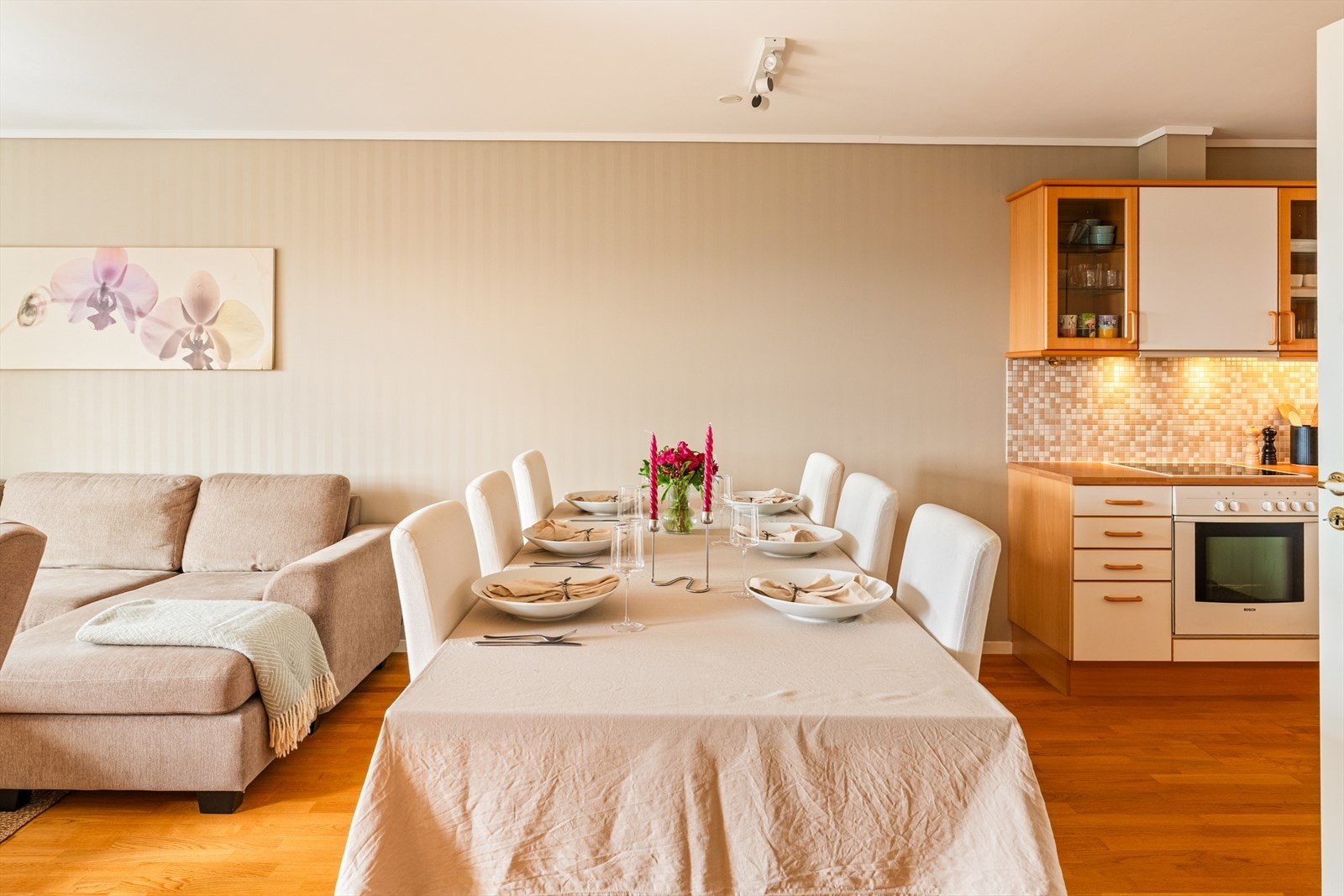 God plass til innredning av stor spisegruppe - et utmerket samlingspunkt for hele familien! Galleribilde