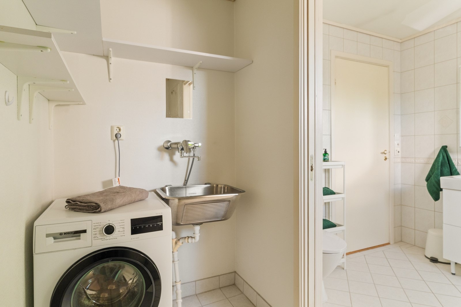 I tilknytning til badet finner men et separat vaskerom - utrolig praktisk! Galleribilde