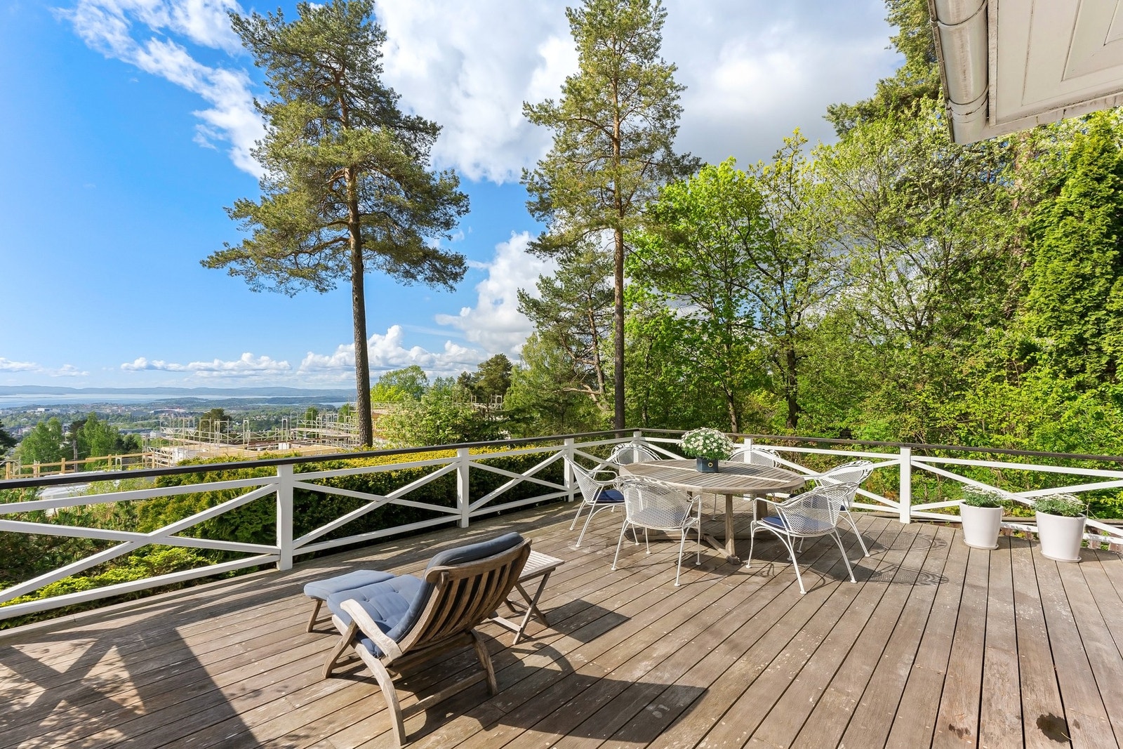 Romslig terrasse med god plass til flere soner. Galleribilde
