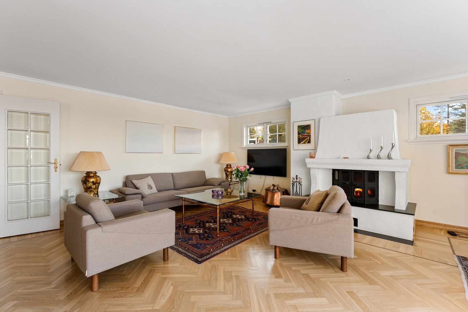 Lys og luftig stue med peis. Galleribilde