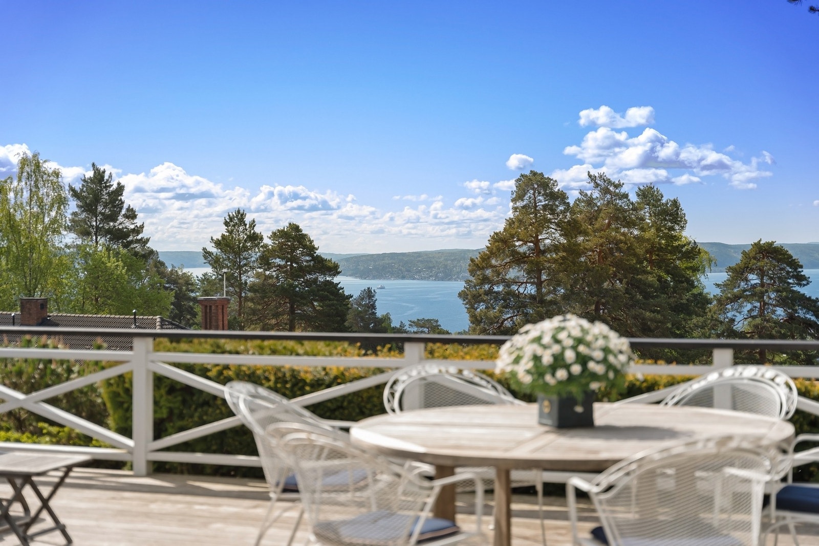 Terrassen oppleves som privat uten innsyn. Galleribilde