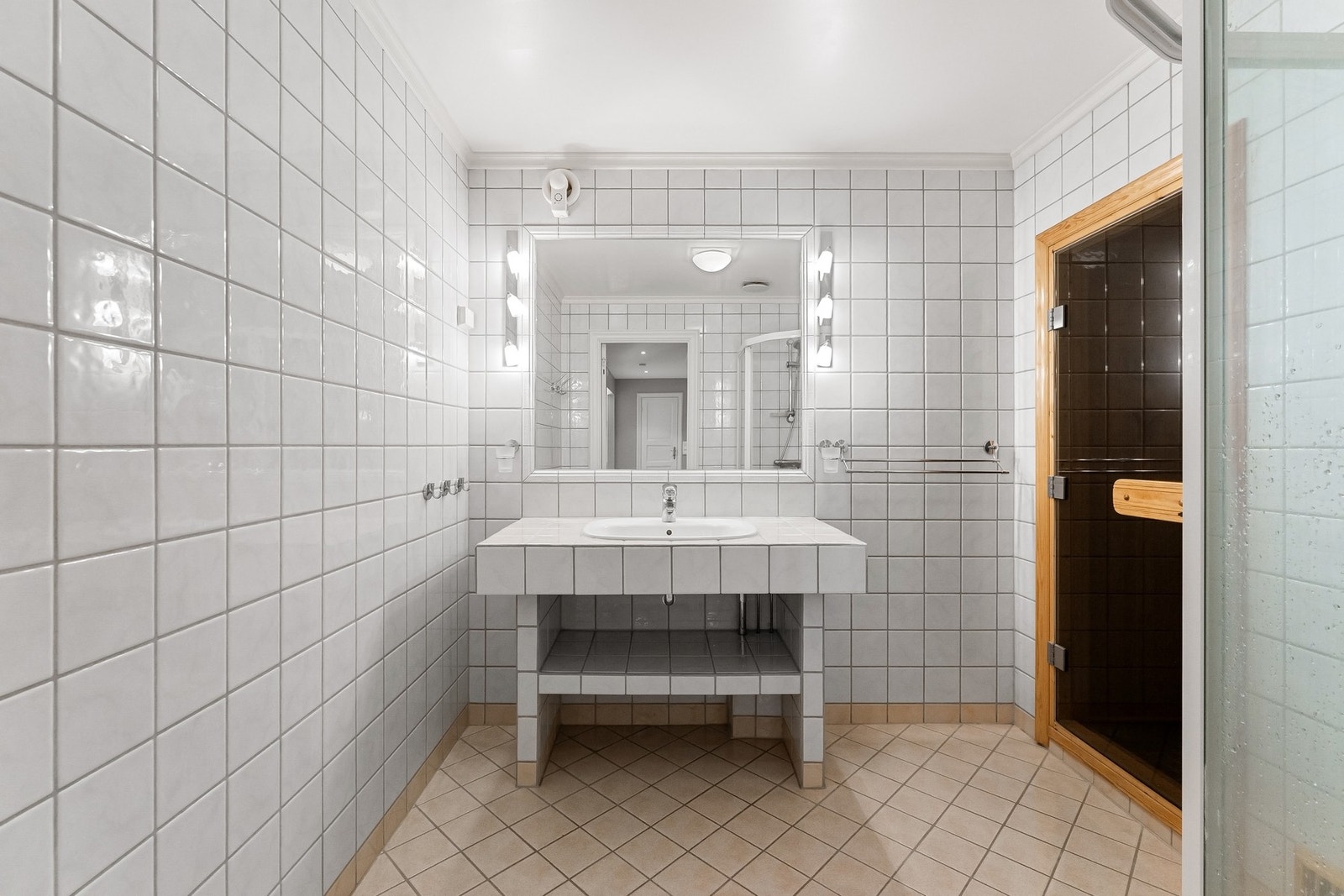Bad i underetasjen med badstue. Galleribilde