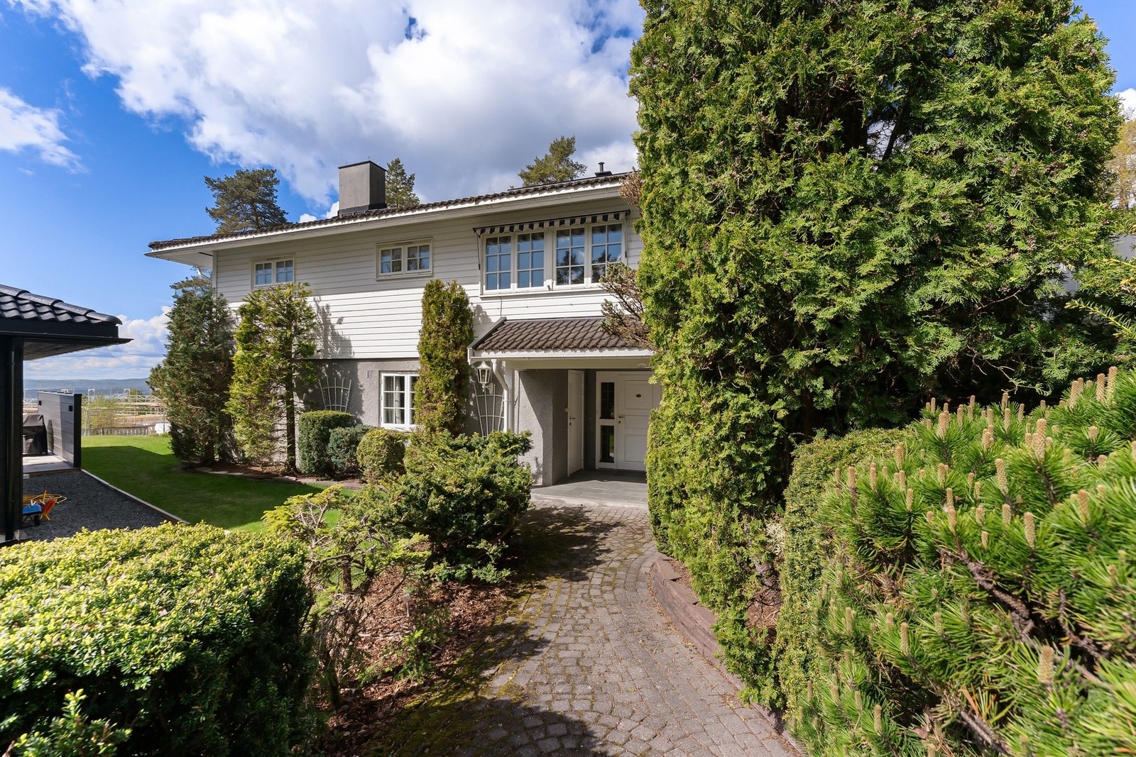 Dette er en bolig for den som ønsker en klassisk og innholdsrik familieeiendom. Galleribilde