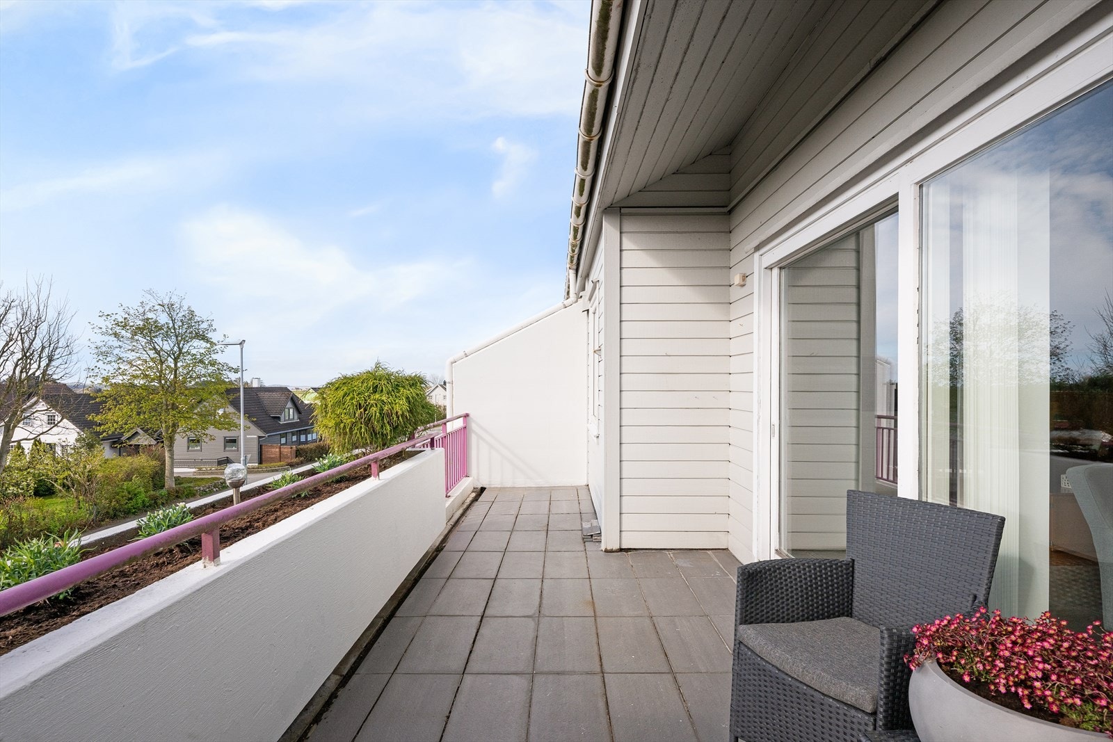Fra stuen er det utgang til en romslig balkong med flislagt gulv og god plass til utemøbler. Galleribilde