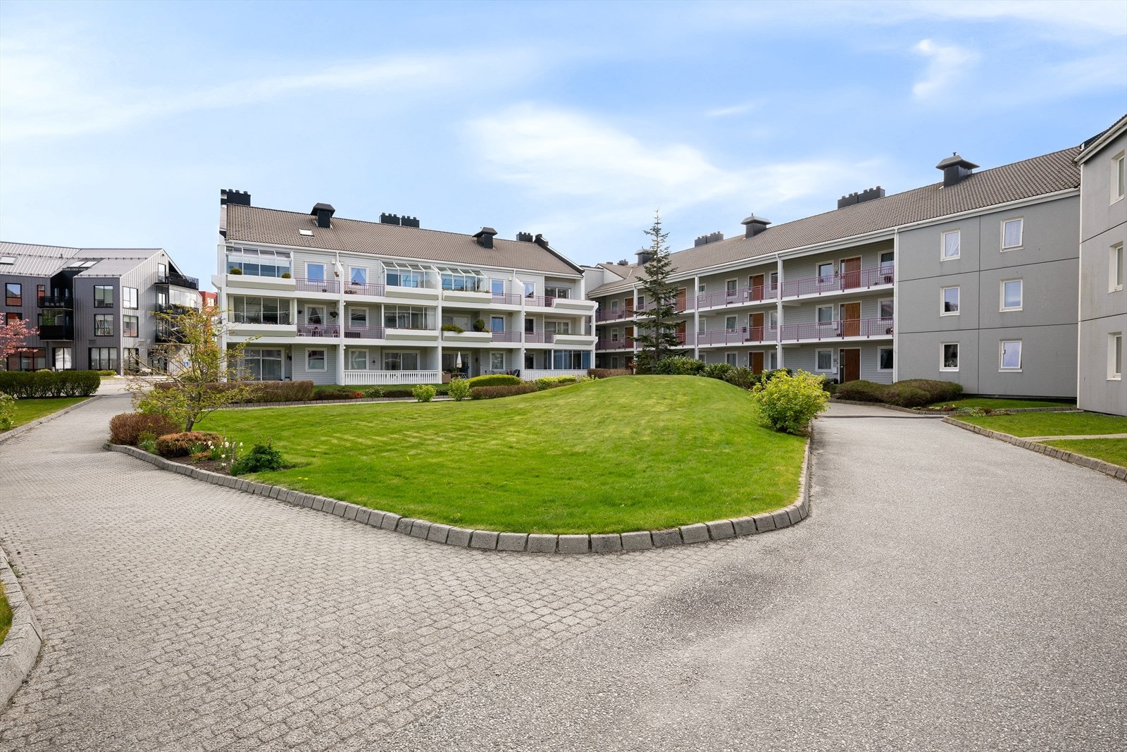 Leiligheten ligger i 3. etasje i et veletablert boligsameie fra 1989. Galleribilde
