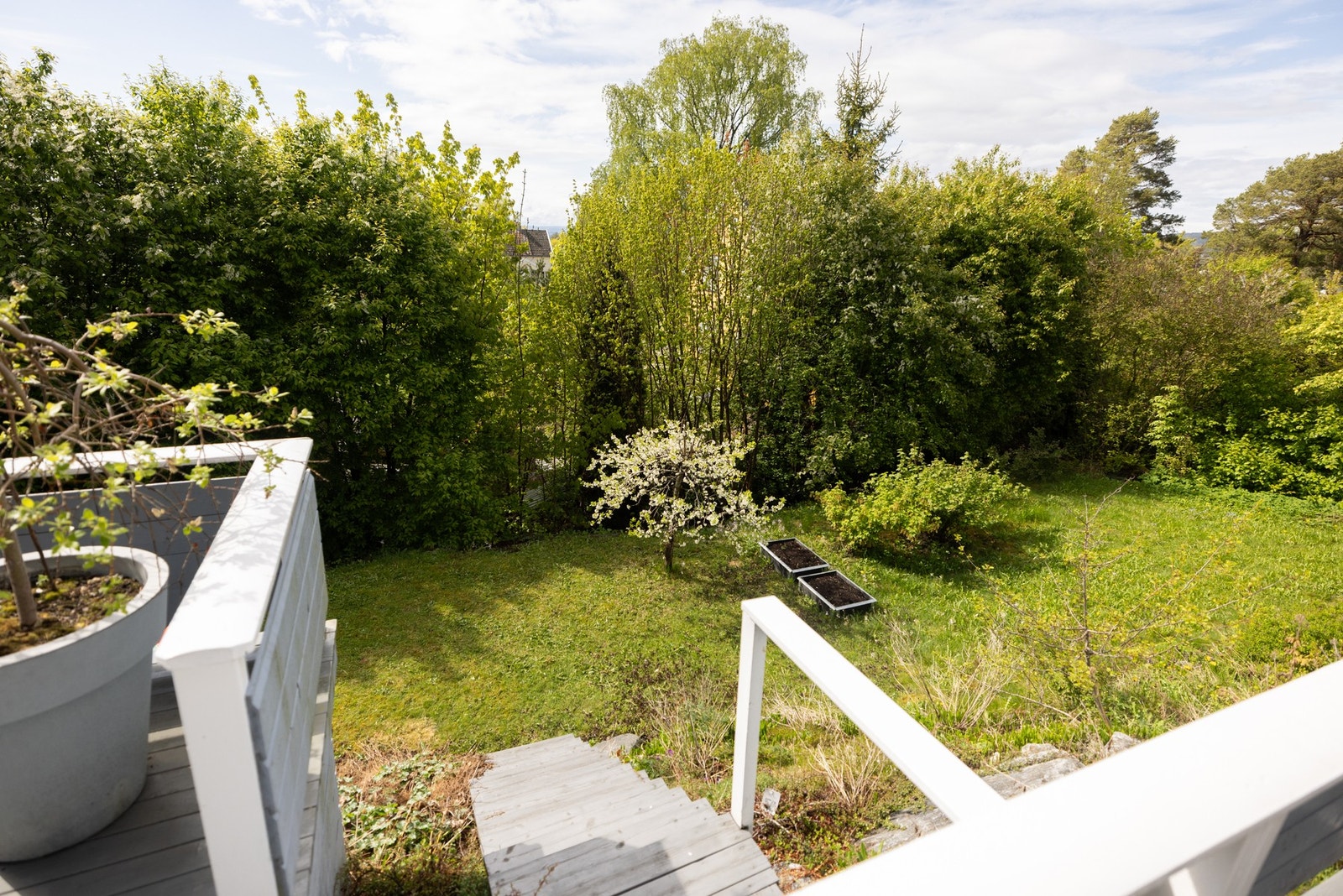 Fra terrassen er det også hyggelig utsyn mot nærområdet og omkringliggende grøntområder. Galleribilde