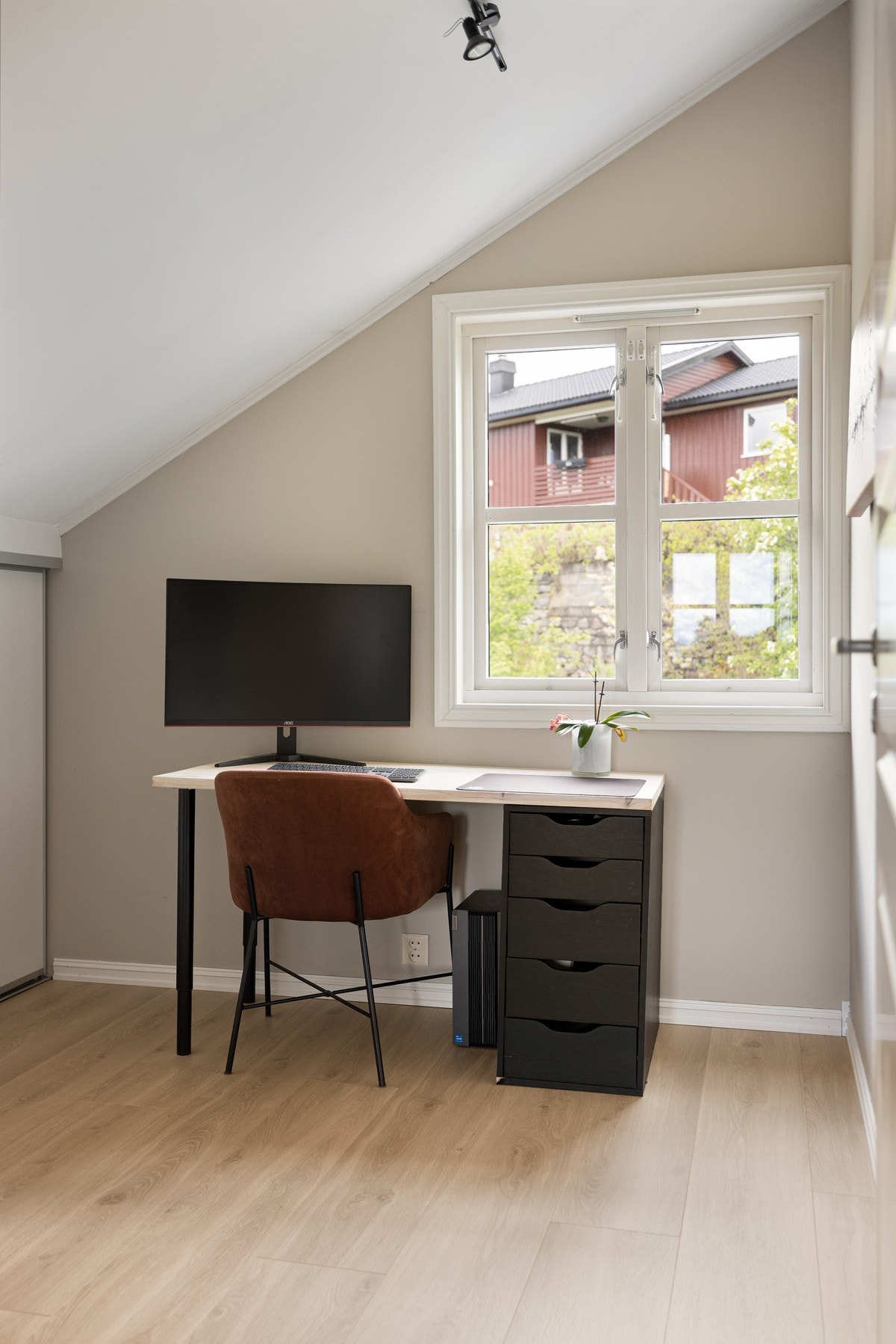 Rommet får godt med lys inn. Galleribilde