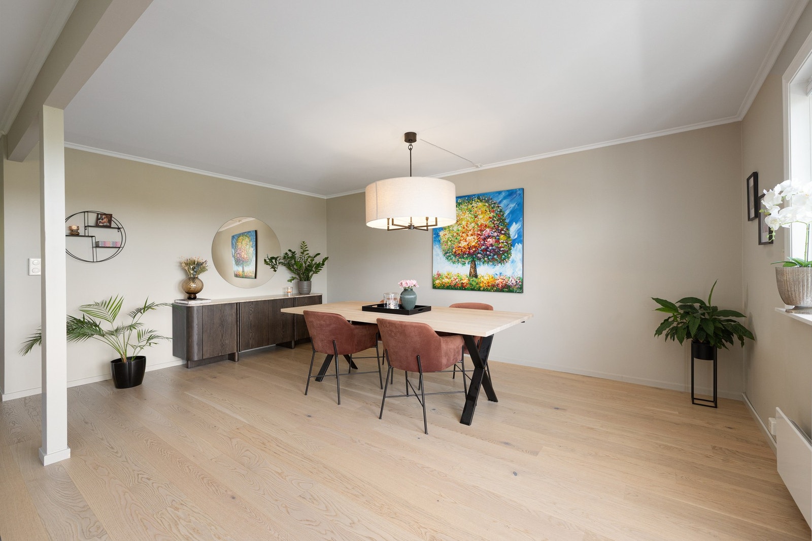 Lys og hyggelig spiseplass i tilknytning til stuen, med god plass til spisebord for både hverdagsmåltider og sosiale sammenkomster. Galleribilde