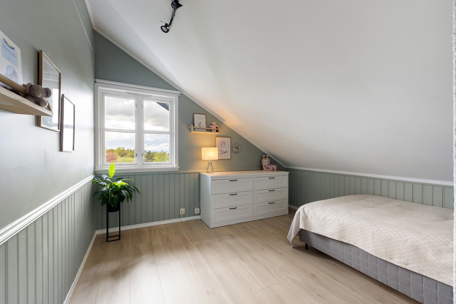 Rommet har plass til både seng, garderobeløsning og skrivepult, og passer godt som barnerom, gjesterom eller hjemmekontor. Galleribilde