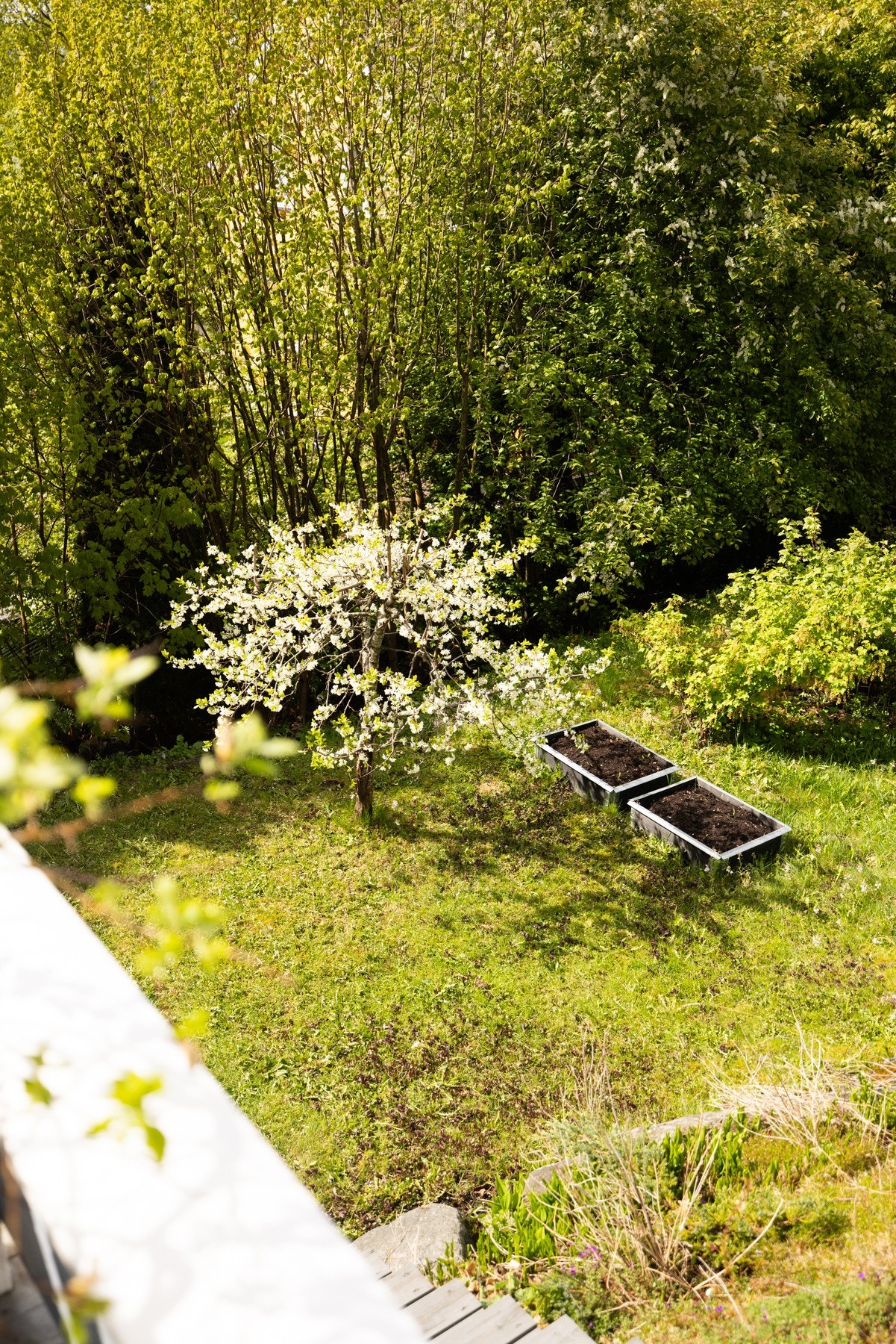 Videre nedgang til hage gir ekstra uteplass for lek, hageaktiviteter eller beplantning etter eget ønske. Galleribilde