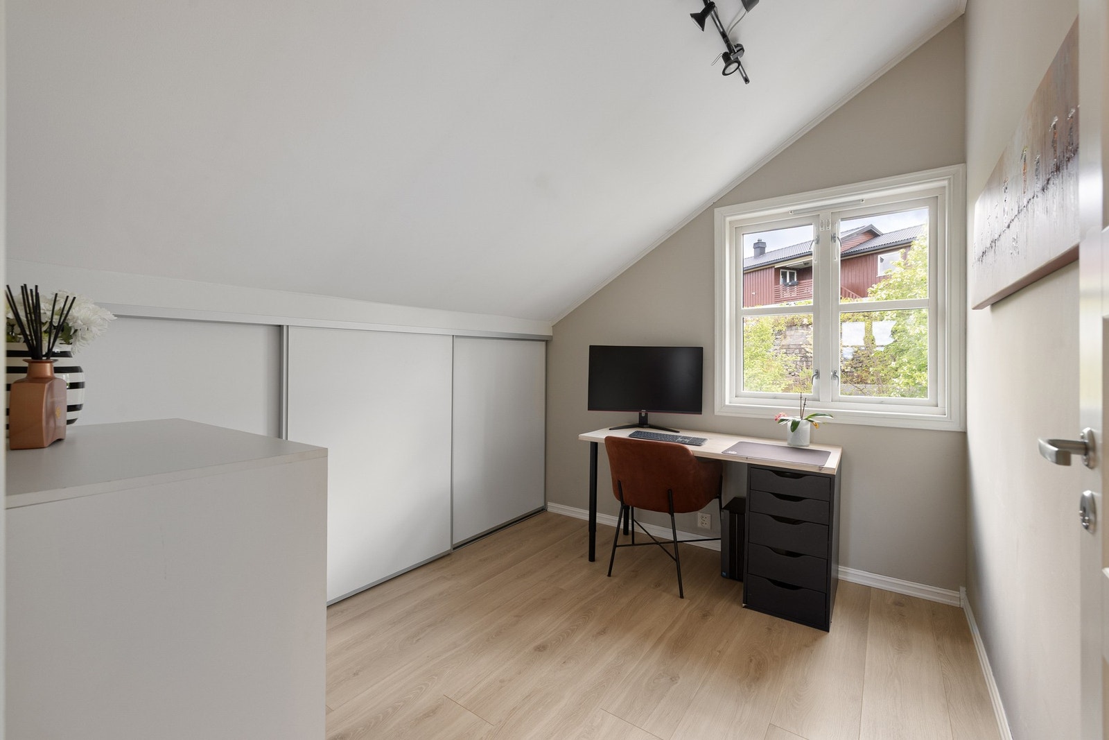 Rommet egner seg godt som barnerom, kontor eller ekstra gjesterom, og har gode møbleringsmuligheter. Galleribilde