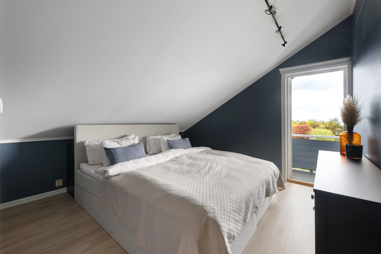 Rommet har nytt gulv, malte vegger og hvitmalt skråhimling med spotskinner som gir et lyst og moderne uttrykk. Galleribilde
