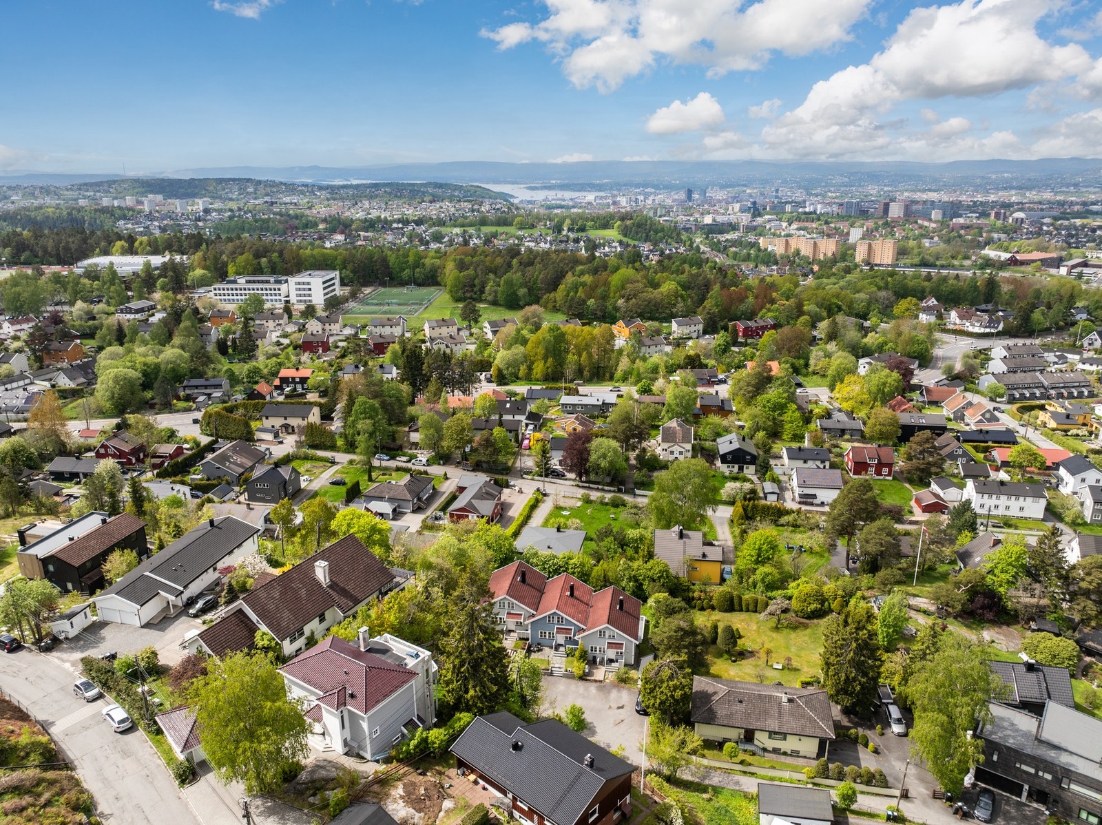 Her bor du svært populært til med kort vei til barnehage, skole og marka. Galleribilde