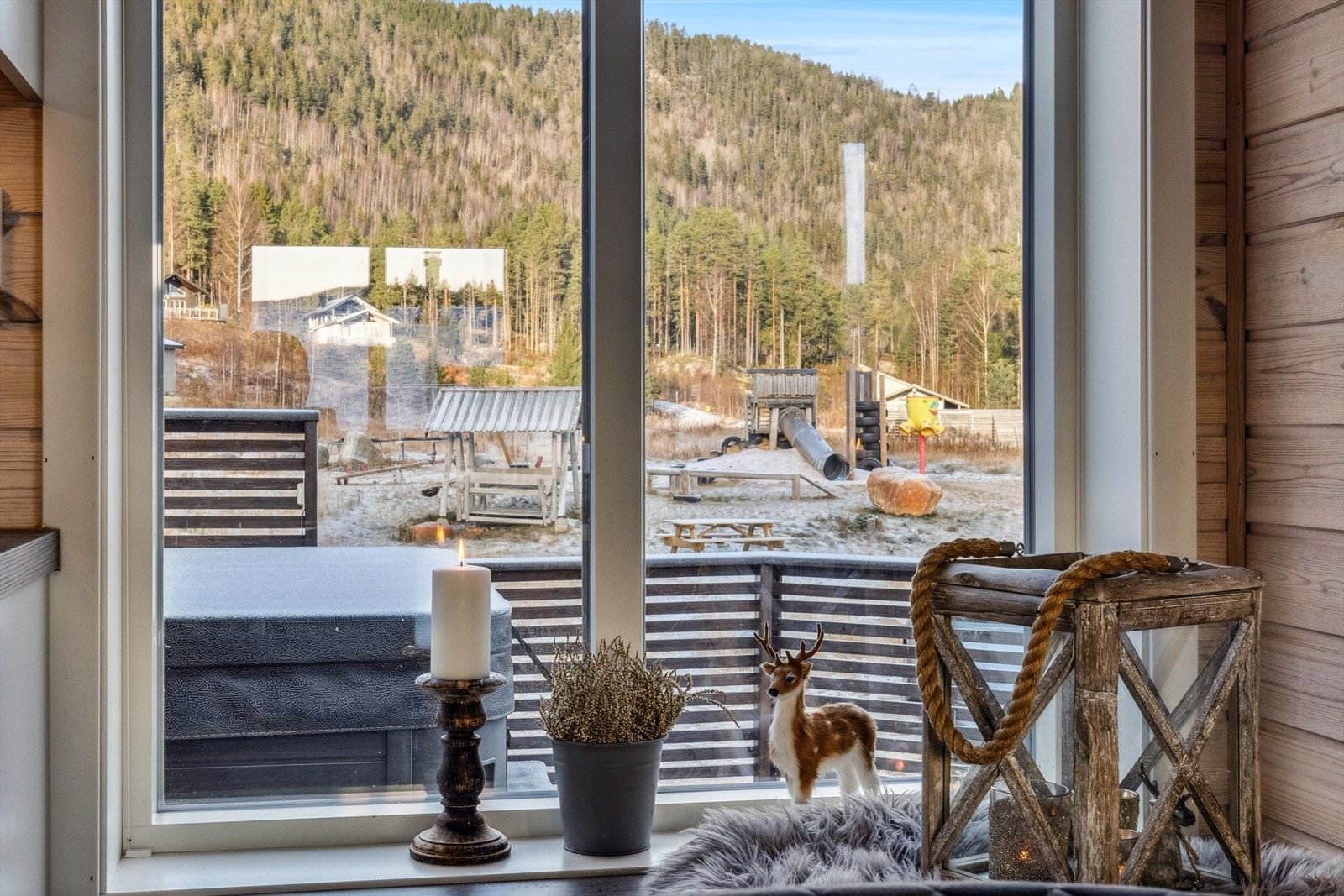 Rett utenfor finner du en lekeplass hvor de minste kan utfolde seg. Galleribilde