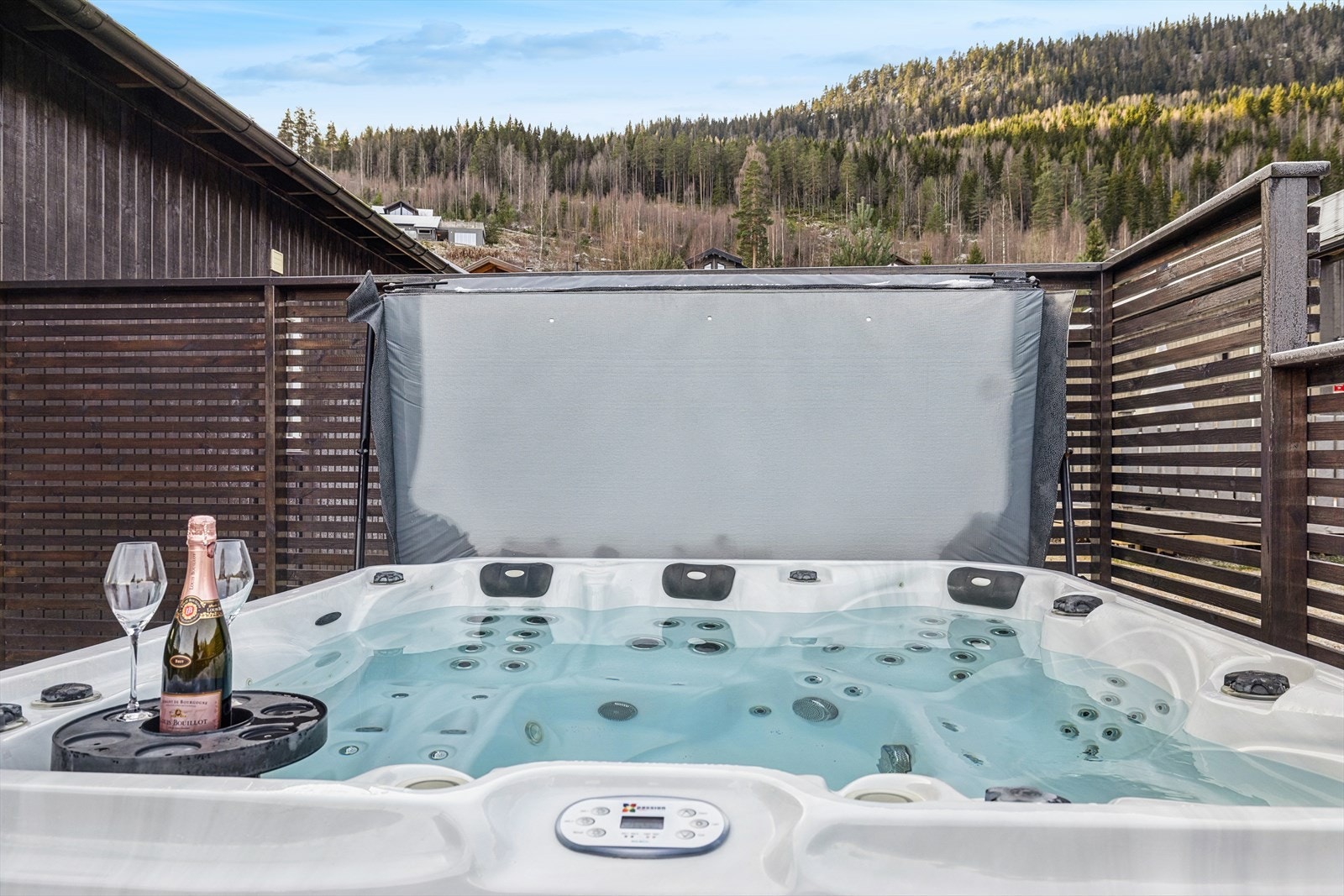 Herlig jacuzzi - en sikker vinner blant både store og små! Denne medfølger i salget. Galleribilde