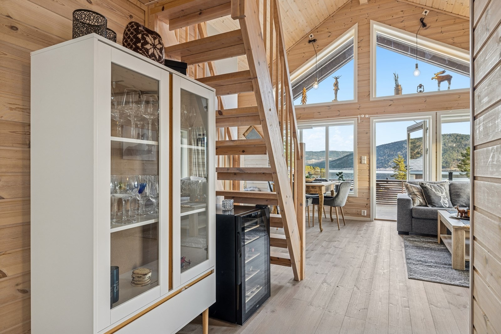 Fra entreen beveger vi oss videre inn mot stua. Galleribilde