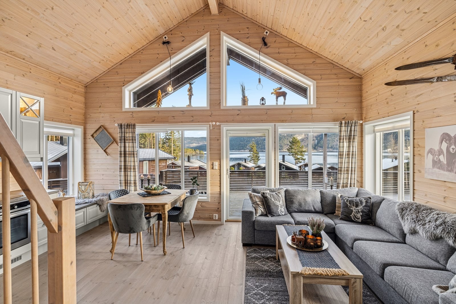 Lys og innbydende stue med generøs takhøyde og luftig atmosfære. Galleribilde