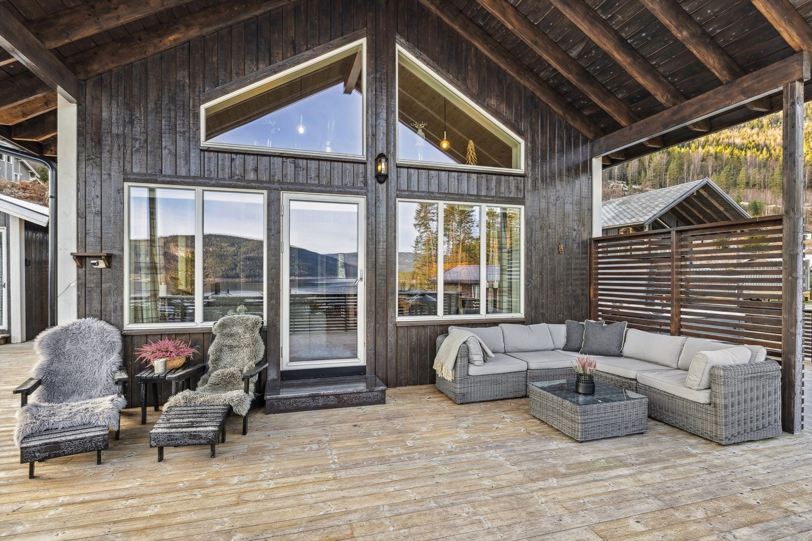 Fra stuen er det utgang til en stor og delvis overbygget terrasse. Galleribilde