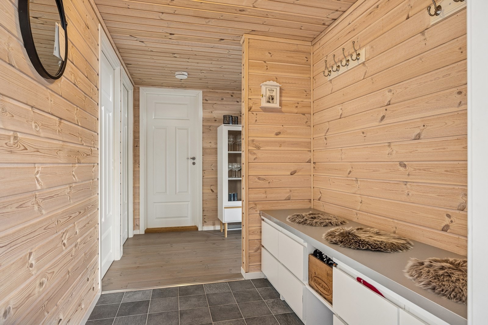 Lys og hyggelig entré med plass for garderobe- og opphengsløsninger. Galleribilde