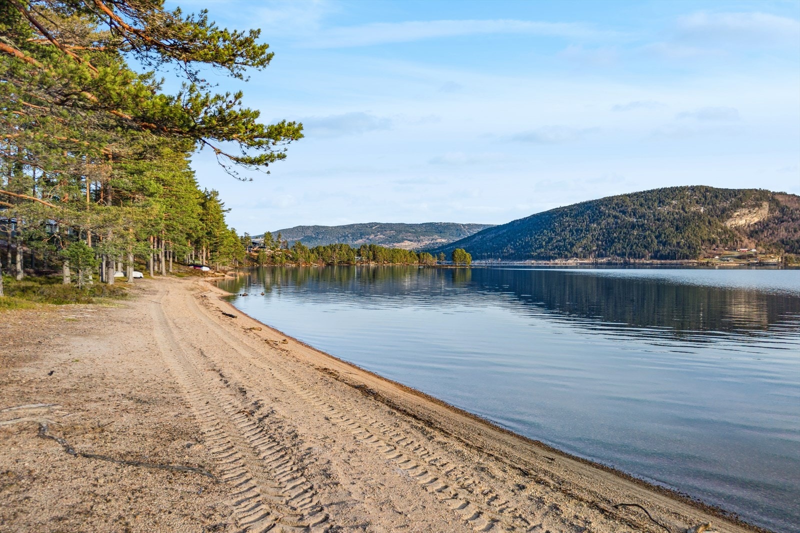 Flott sandstrand som innbyr til vann- og badeaktiviteter for både store og små. Galleribilde