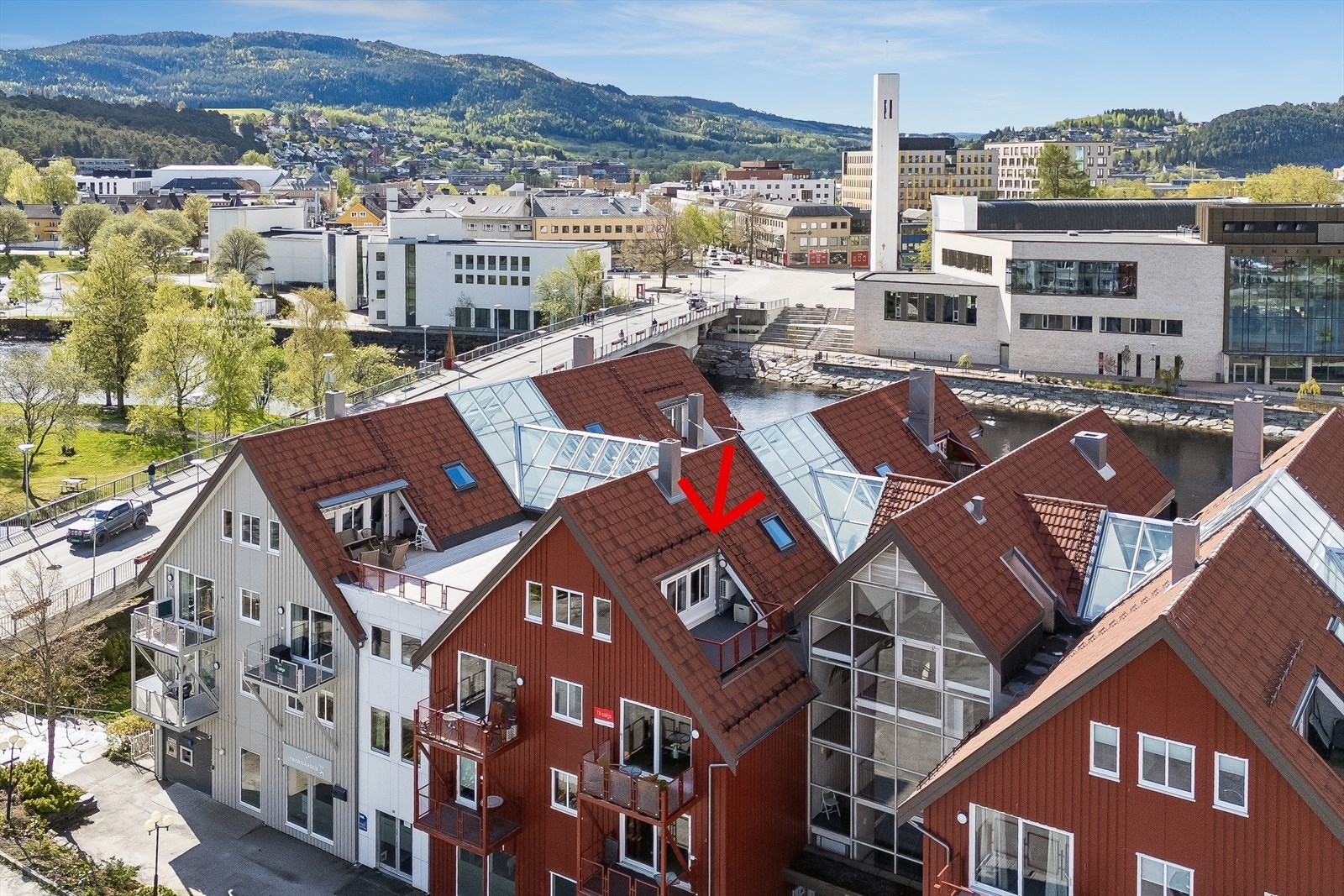 Aktiv Eiendomsmegling v/Anders Borgsø har gleden av å presentere en romslig selveierleilighet over 2 plan på Brygga. Galleribilde