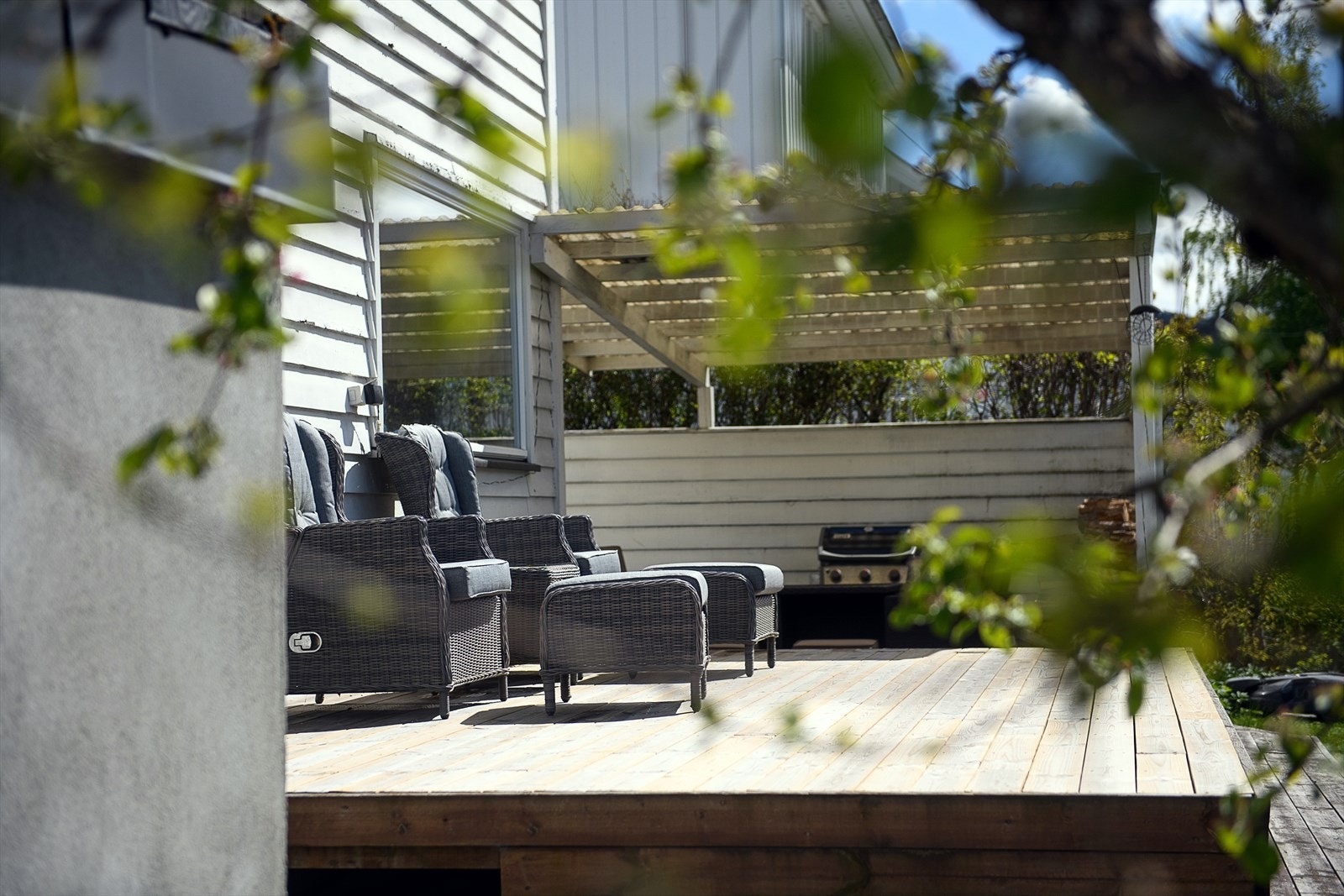 Terrasseplatting ligger vestvendt med gode solforhold. Galleribilde