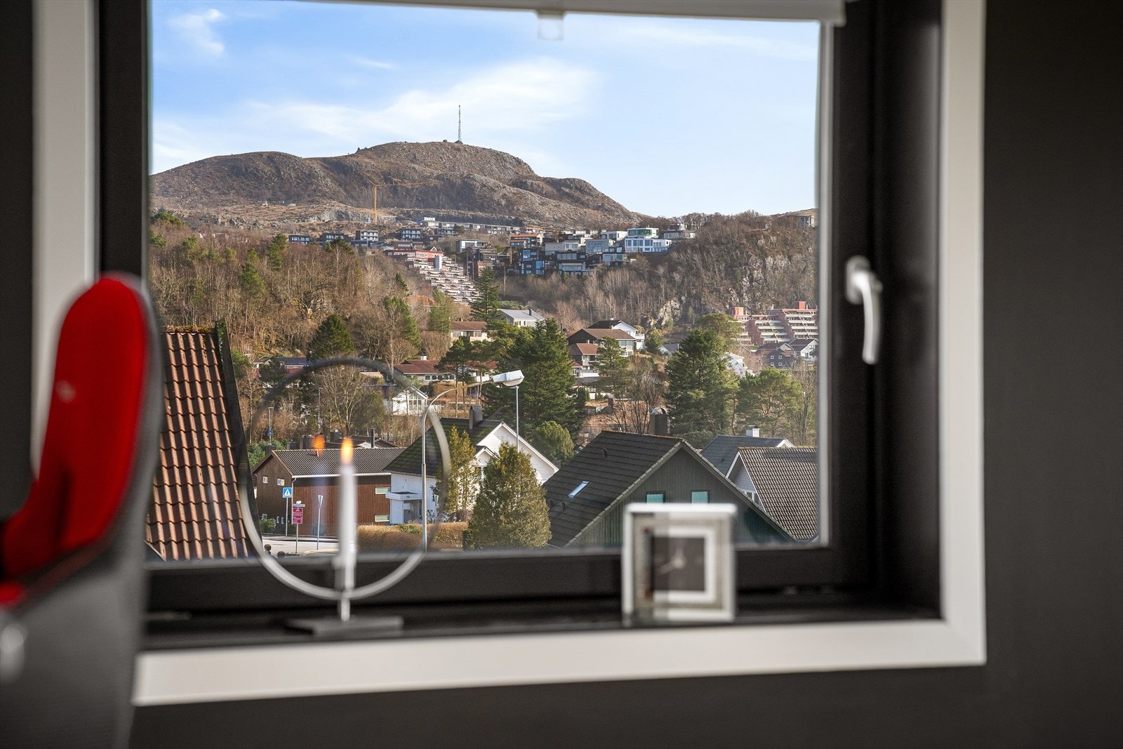 Nydelig utsikt over, skog, Vedafjell og Austrått. Åpen horisont. Galleribilde
