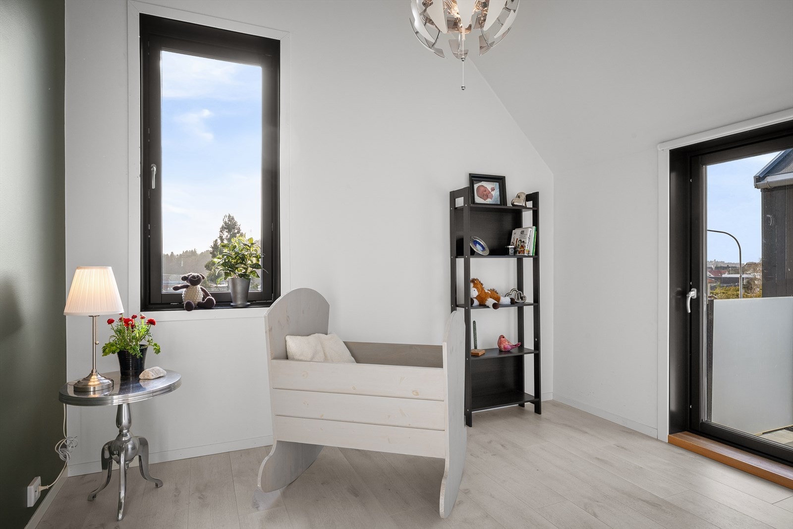 Soverom/tv-stue m/utg takterrasse. Nydelig utsikt er med å sette preg. Galleribilde