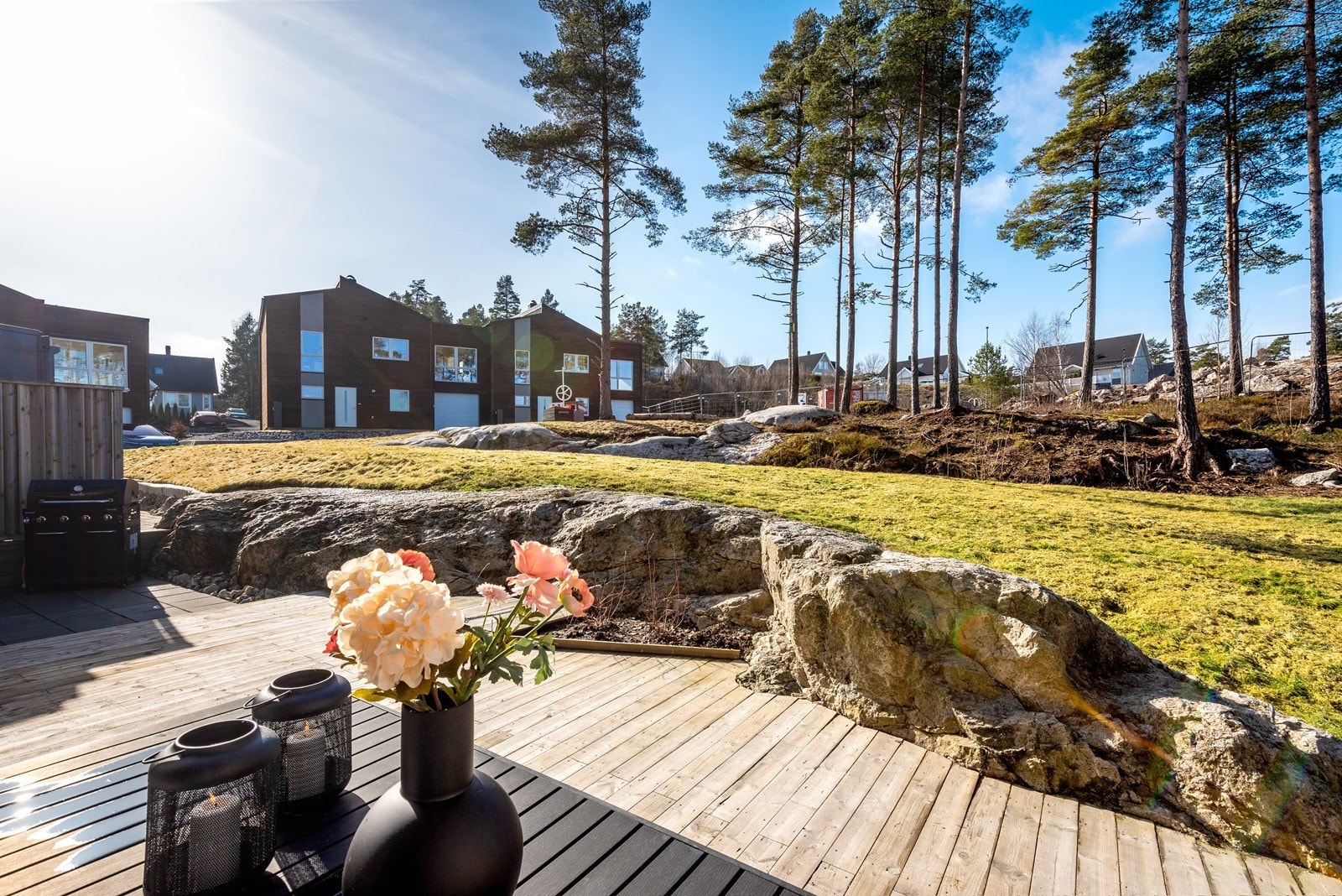 Her kan barna leke fritt og trygt på sameiets fellesarealer, med lekeapparater, noe terreng og plenareal. Galleribilde