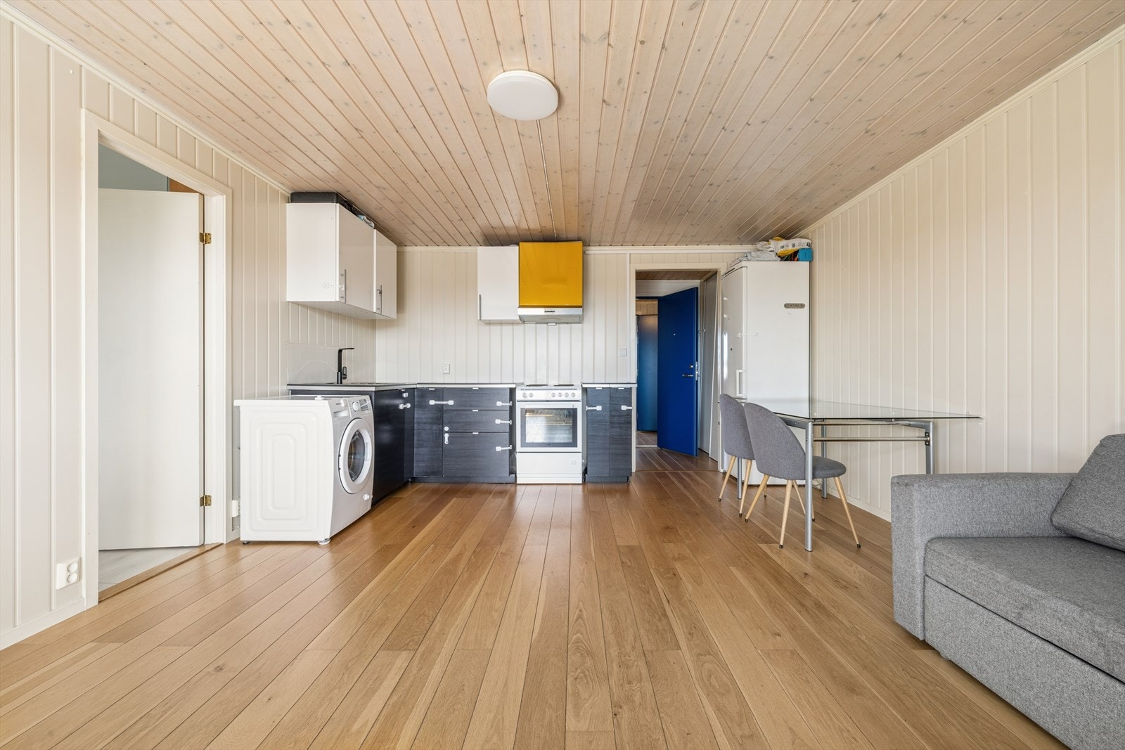 Stuen er et sosialt samlingspunkt for familie og venner, og passer ypperlig både til større sammenkomster og til avslapping. Galleribilde