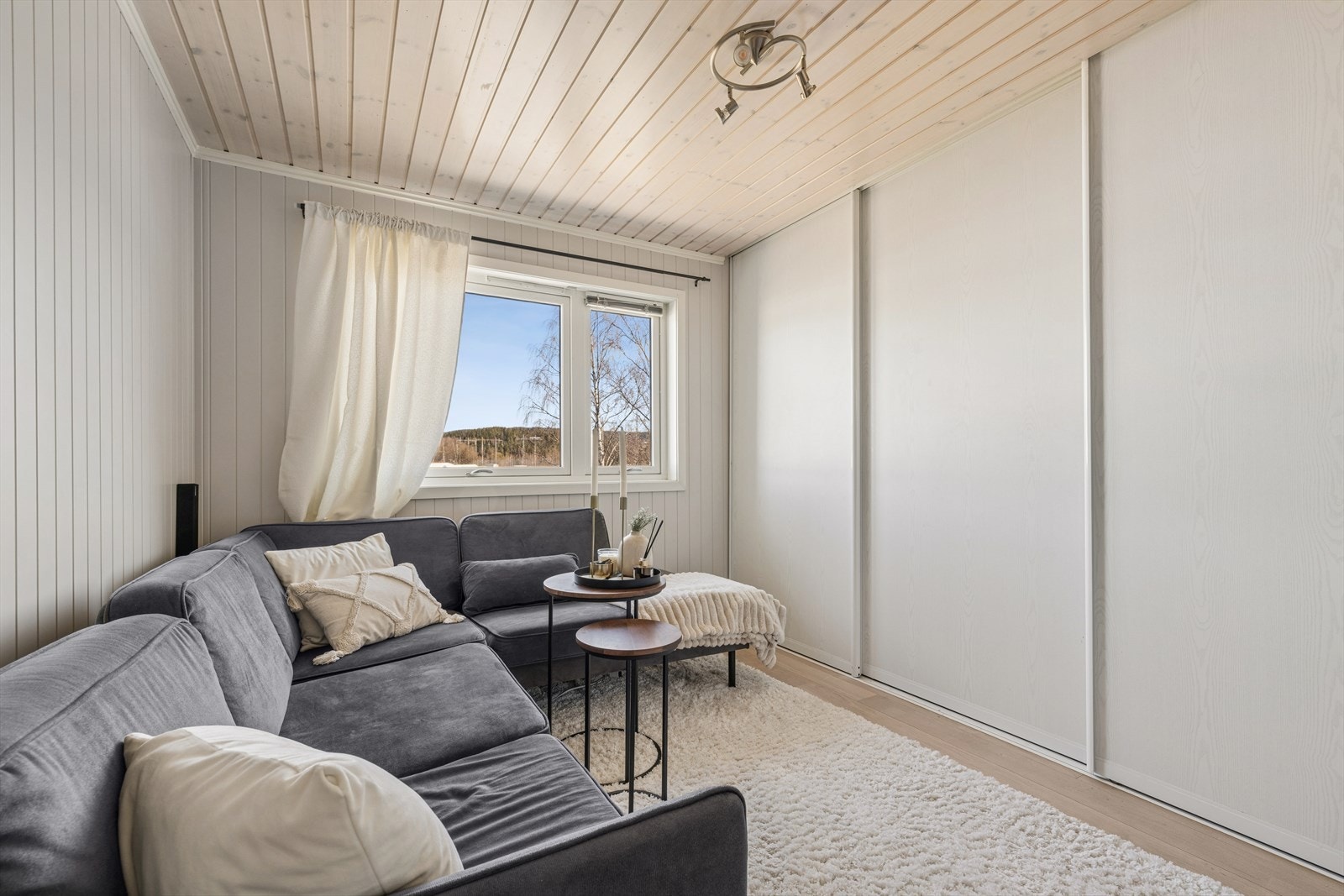 Rommet har store vindusflater som slipper inn rikelig med naturlig lys. Galleribilde