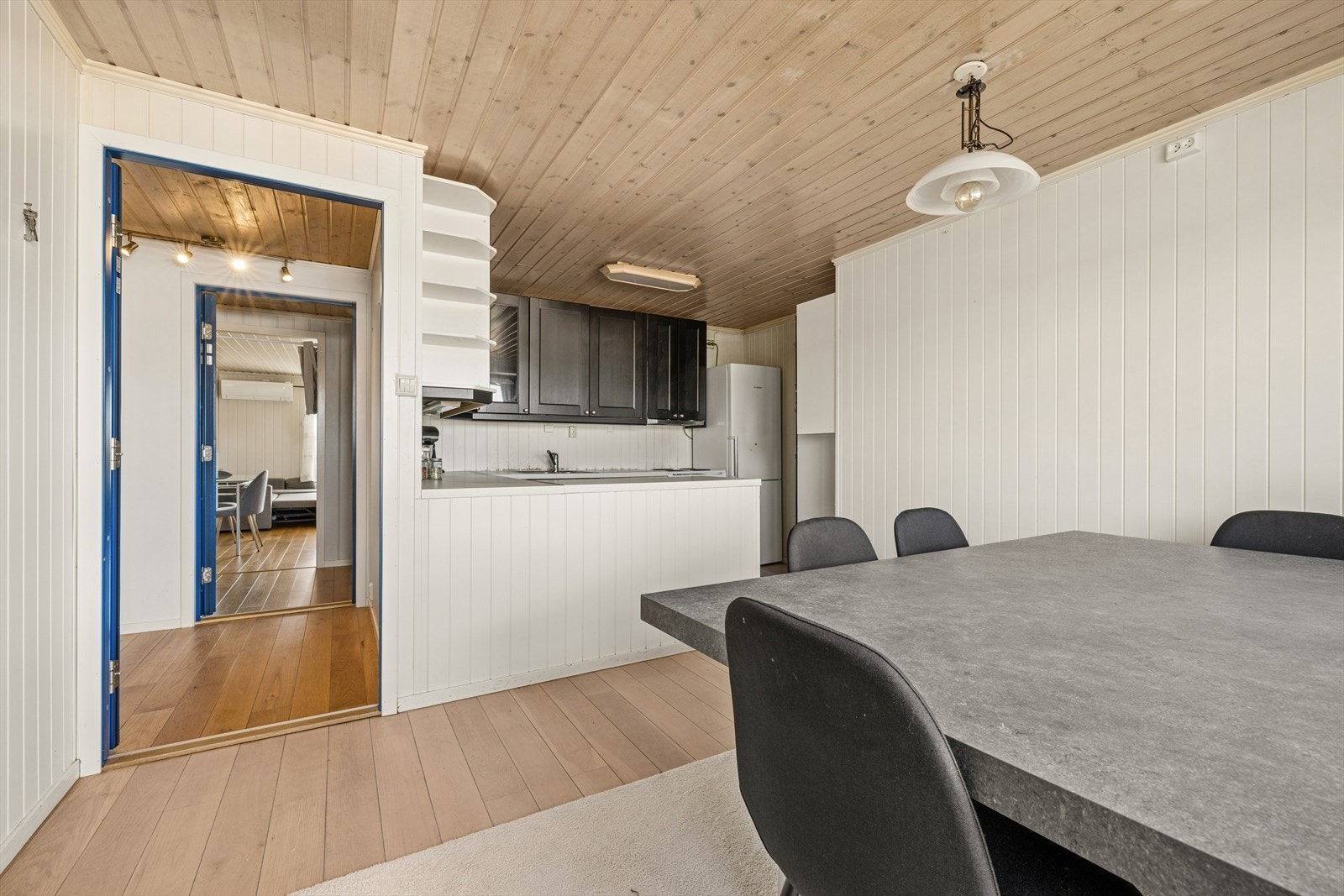 Den åpne kjøkken/stue løsningen byr på en arealeffektiv planløsning. Galleribilde