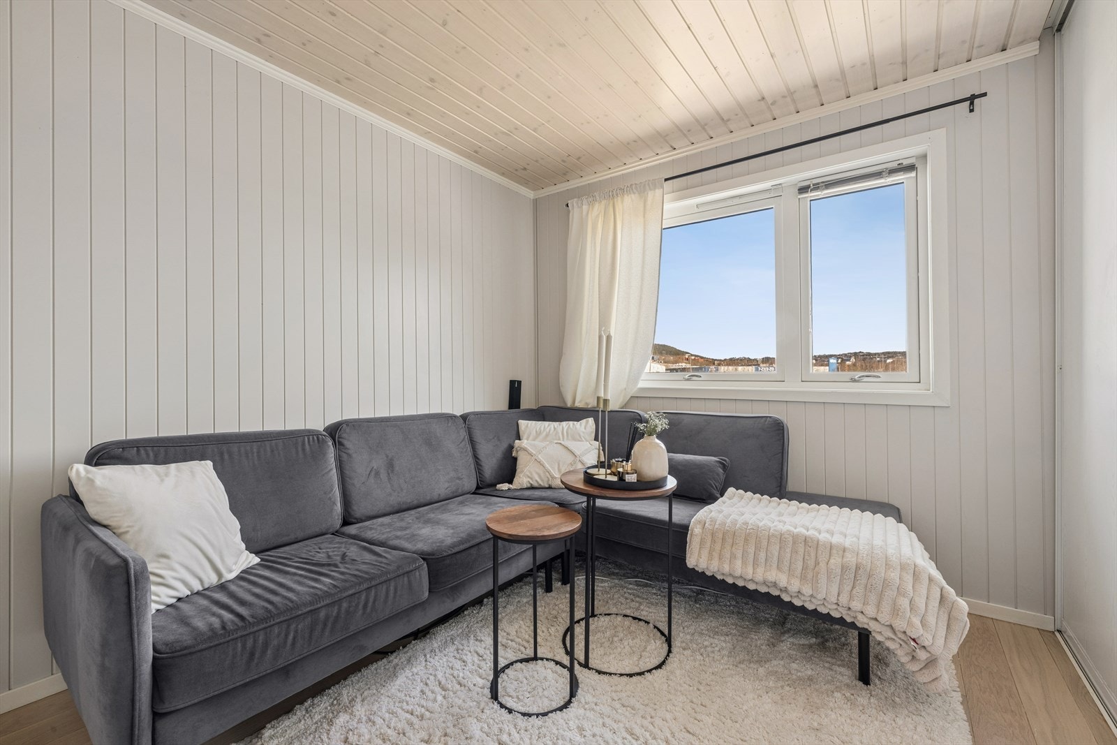 Her er det god plass til sofagruppe og øvrig møblement. Galleribilde