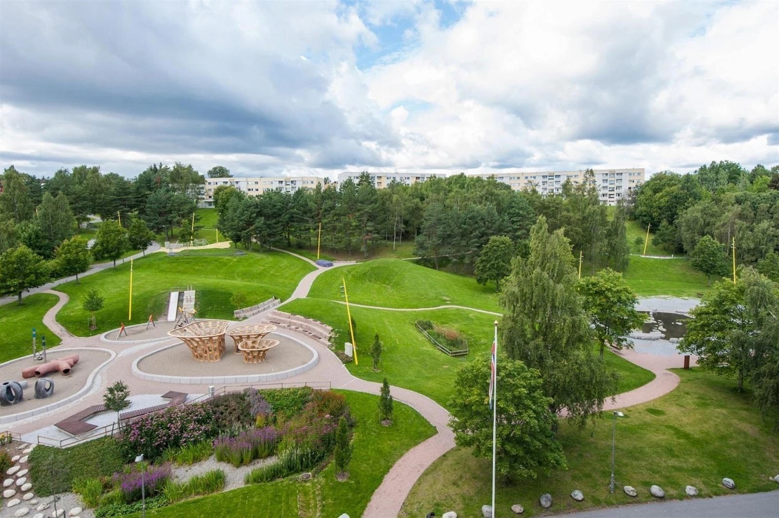 Verdensparken er utformet med anlegg for å trene parkour, lekelandskap, vann og egen plass med kunst. Galleribilde