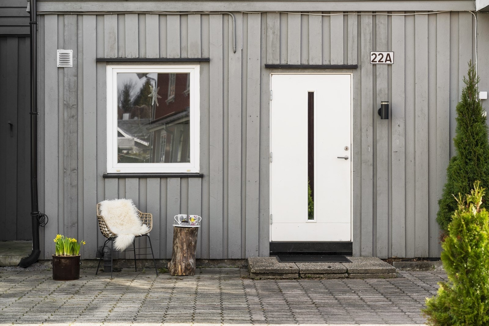 Boligen har et hyggelig og privat inngangsparti i 1. etasje Galleribilde