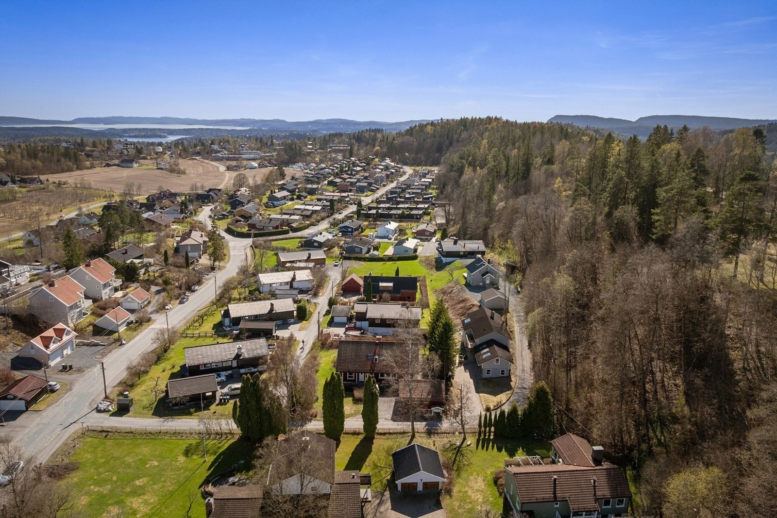 Området består hovedsakelig av eneboliger og har nærhet til både skoler og barnehager. Galleribilde